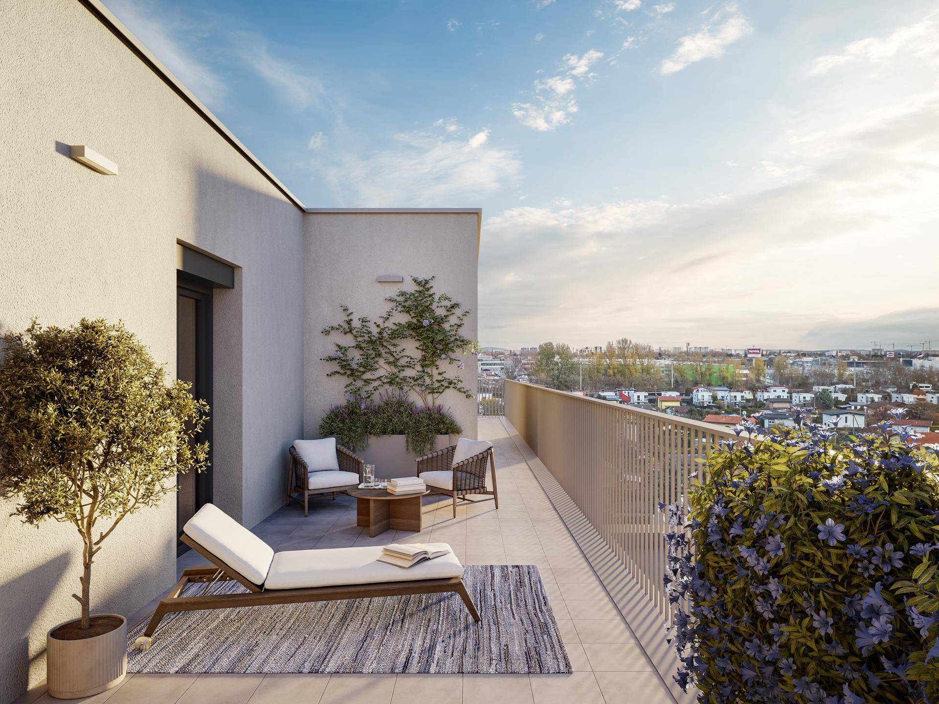 Sonniger Balkon mit Liegestuhl und Pflanzen, ideal zum Entspannen im Freien.