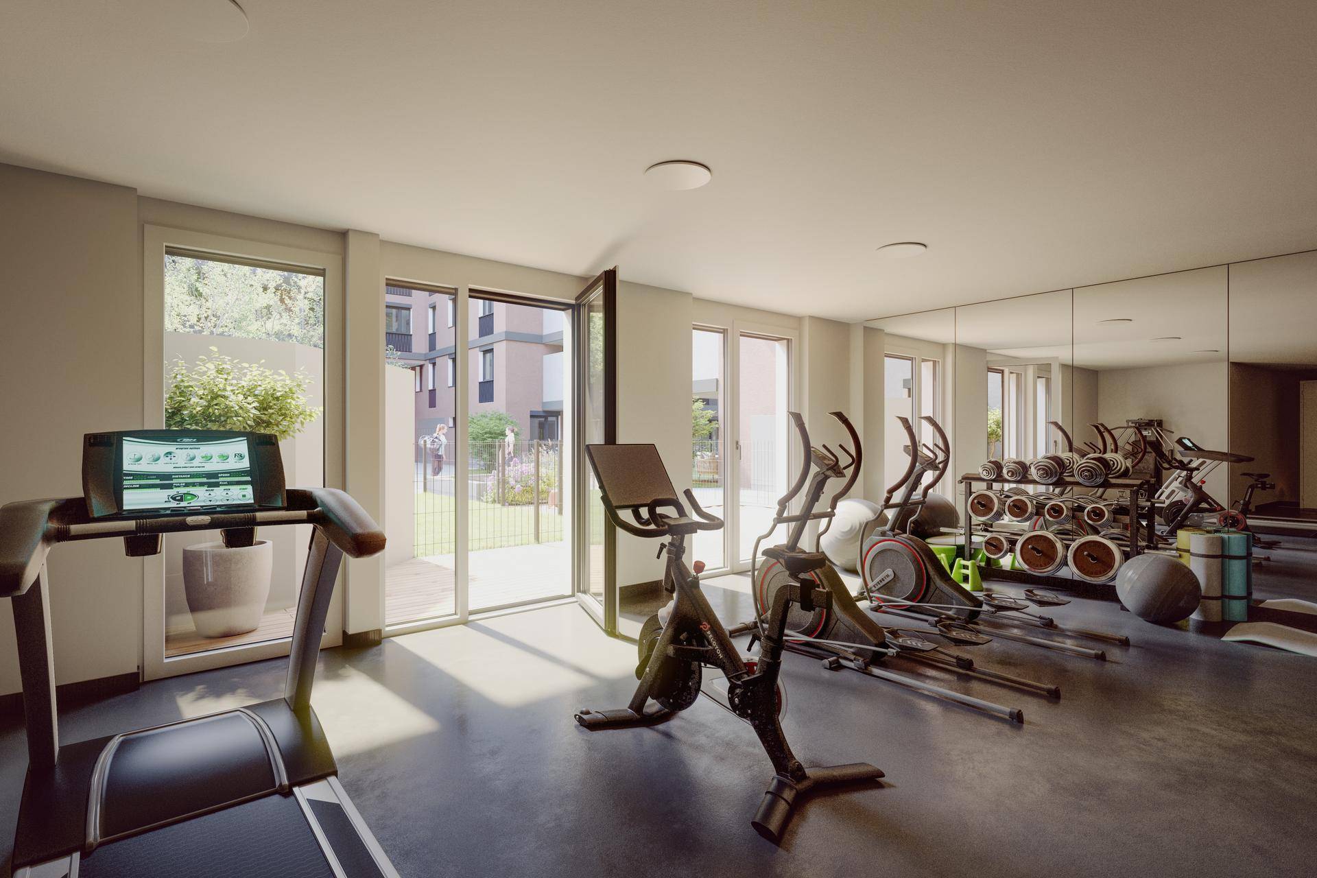 Heller Fitnessraum mit verschiedenen Trainingsgeräten und Zugang zum Außenbereich.