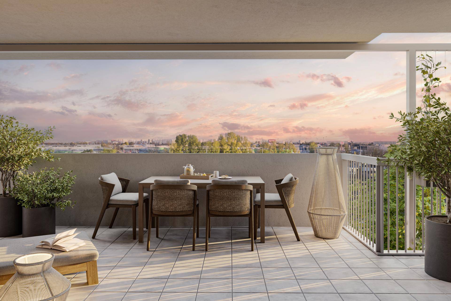 Geräumige Terrasse mit Essbereich und weitem Blick über die Stadt bei Sonnenuntergang.