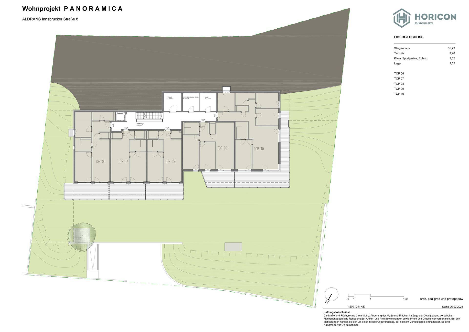 Grundriss des Obergeschosses mit mehreren Wohneinheiten und Balkonen oder Terrassen.