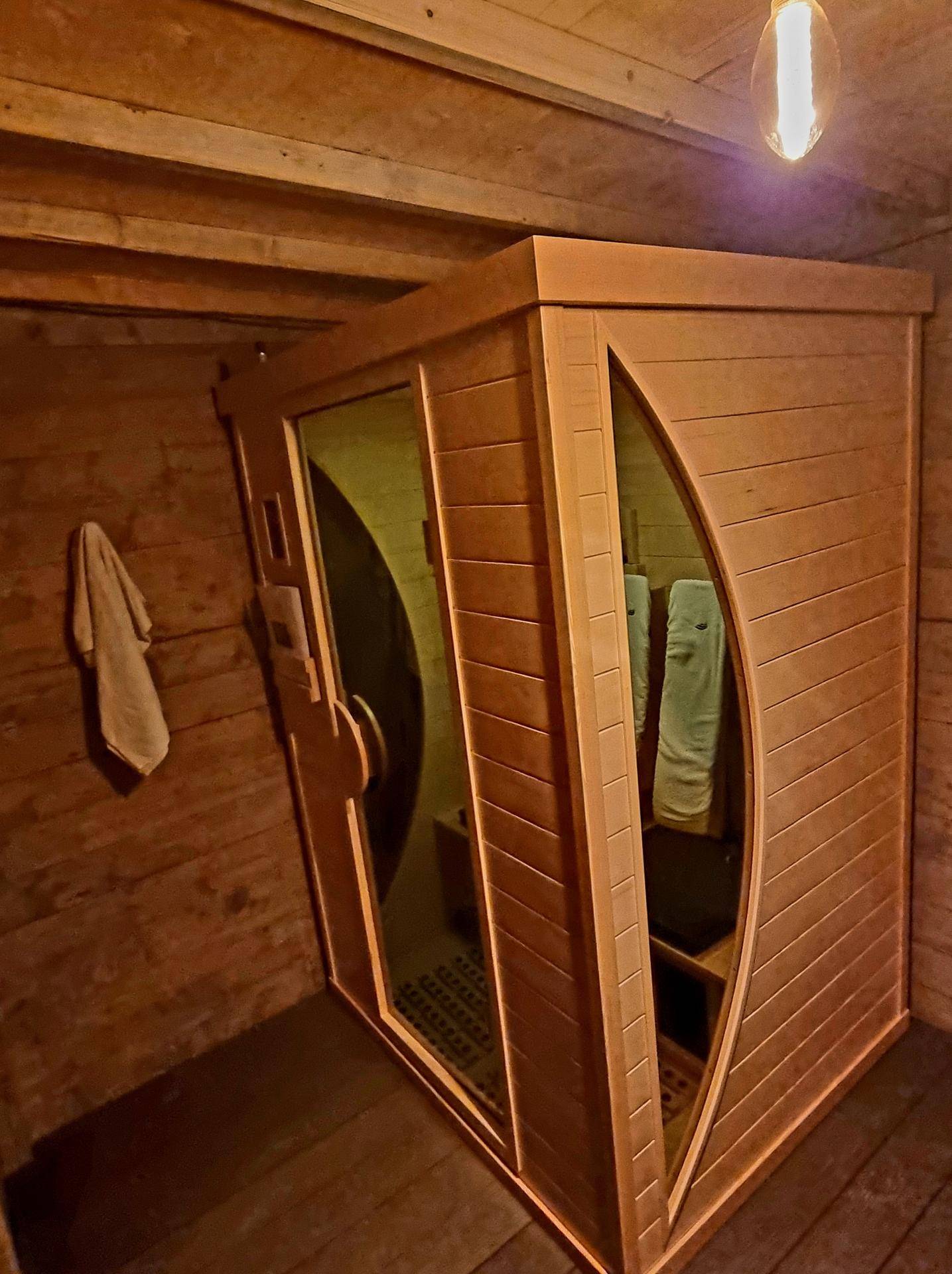 Gemütliche Sauna-Kabine in einem holzverkleideten Raum für Entspannung.