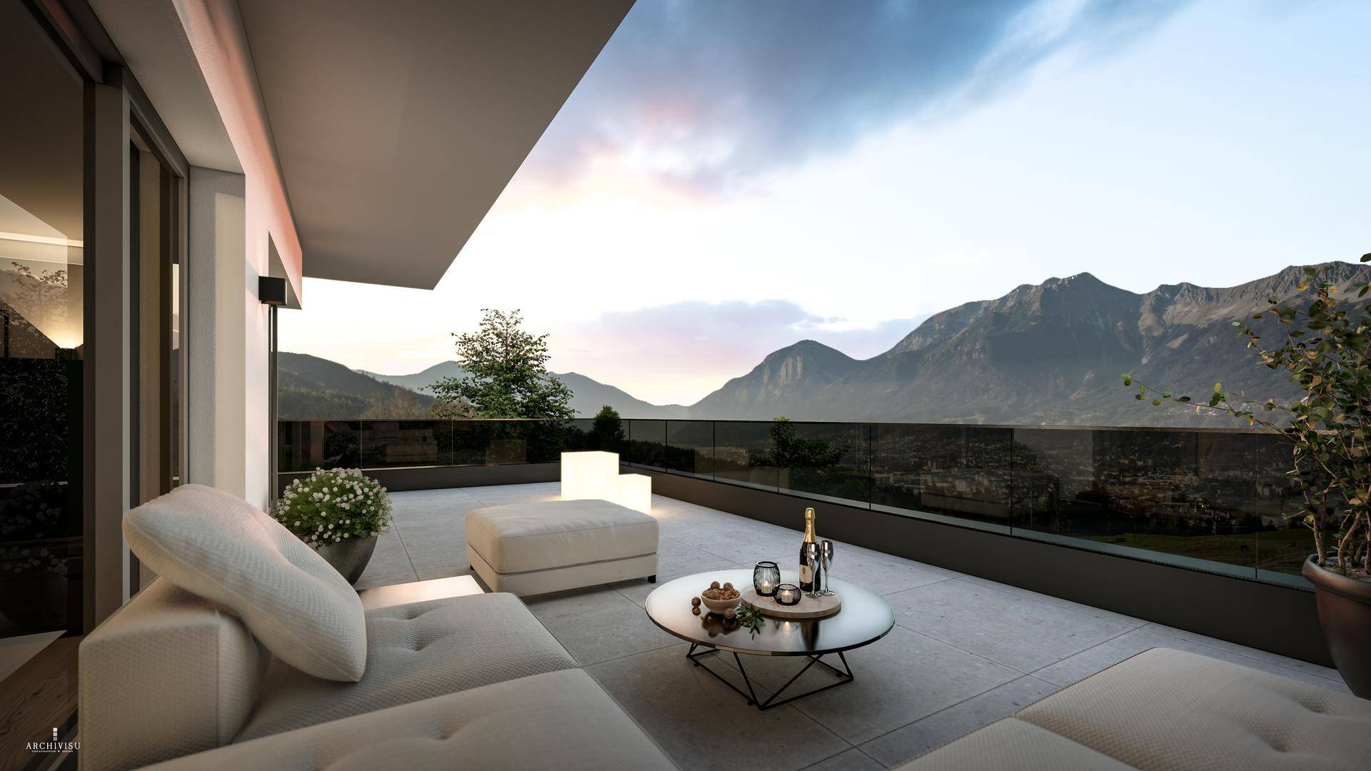 Geräumige Terrasse mit Lounge-Möbeln und atemberaubendem Blick auf die Berglandschaft bei Sonnenuntergang.