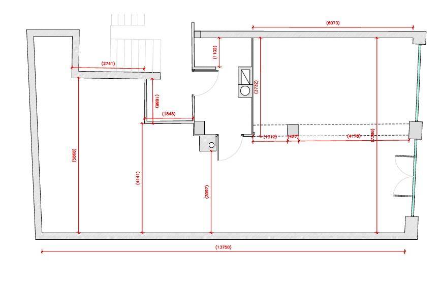 Detaillierter Grundriss einer Gewerbefläche mit Maßen und Raumaufteilung, inklusive Sanitärbereich.