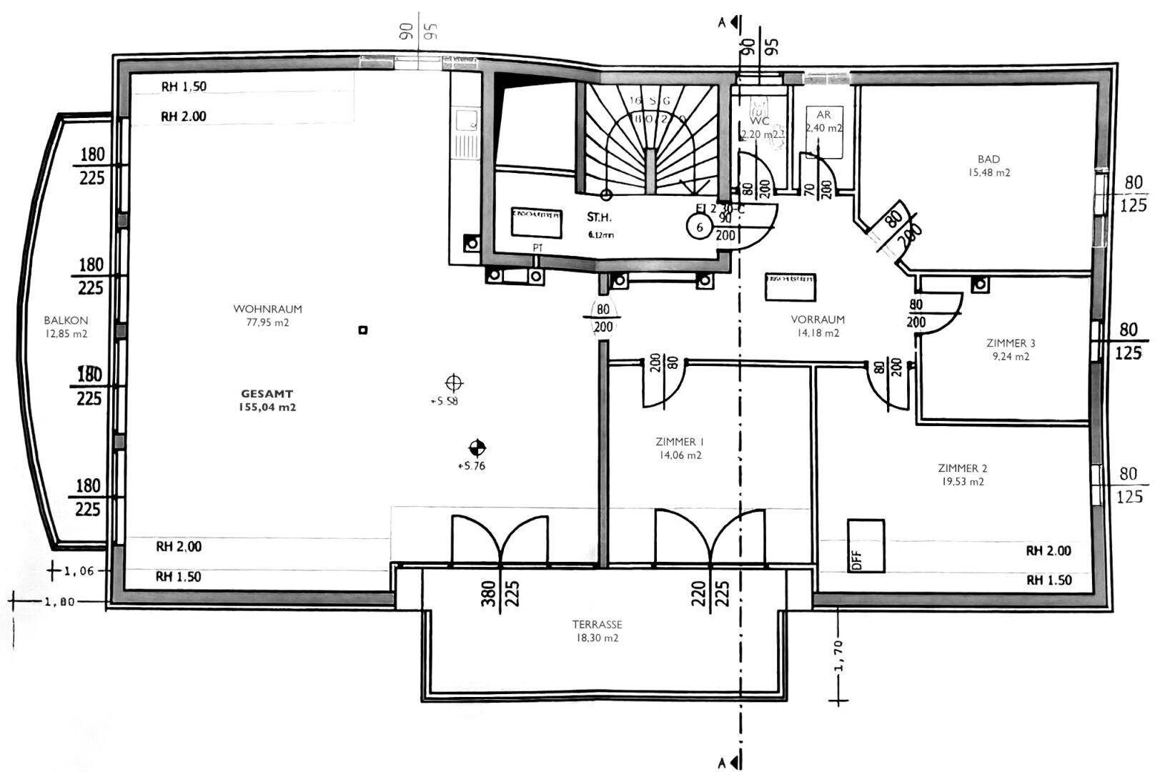 Grundriss des Dachgeschosses mit Wohnraum, Balkon, Terrasse und mehreren Zimmern.