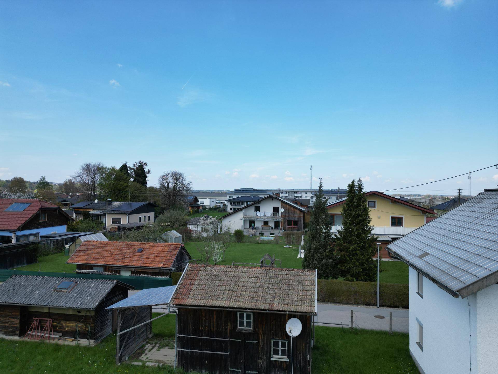 Panoramablick aus der Luft auf eine Wohngegend mit traditionellen Schuppen und Wohnhäusern.