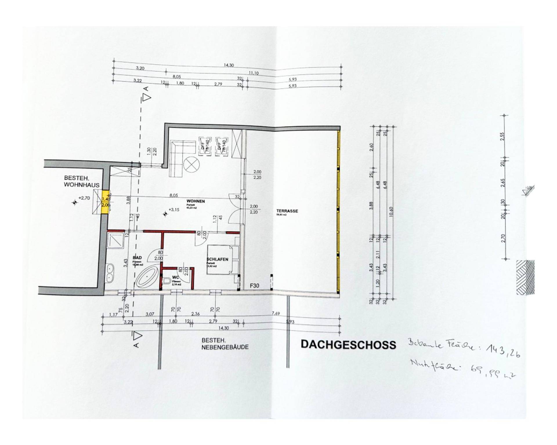 Grundriss des Dachgeschosses mit Wohnbereich, Schlafzimmer, Bad und großer Terrasse.