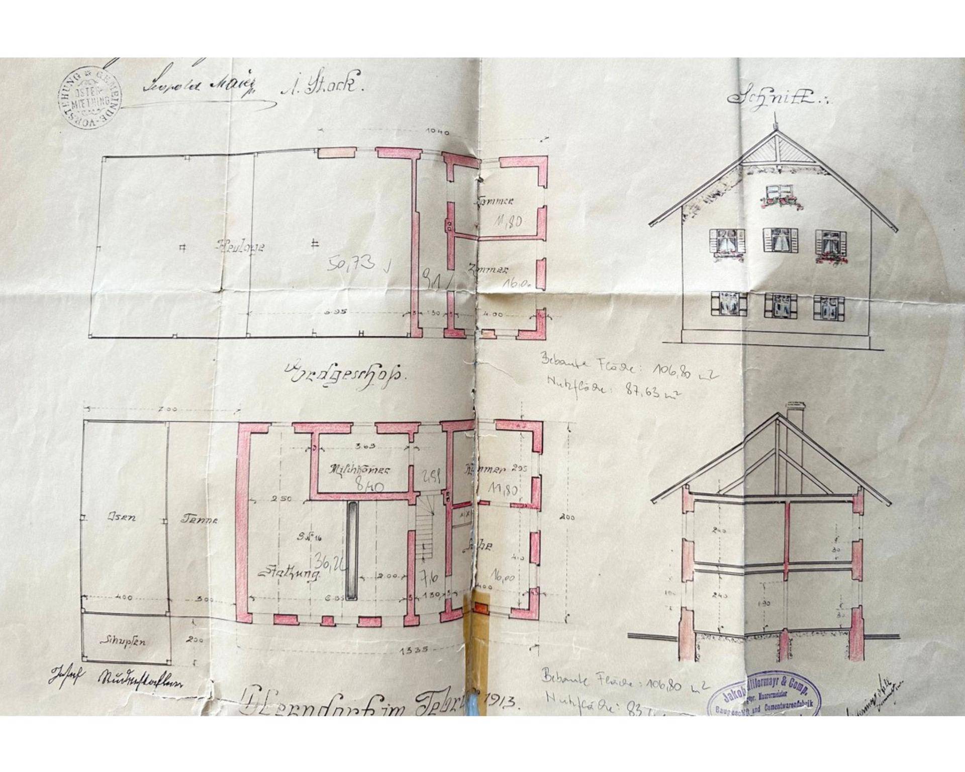 Umfassender historischer Bauplan mit Grundrissen und Ansichten eines Wohngebäudes.