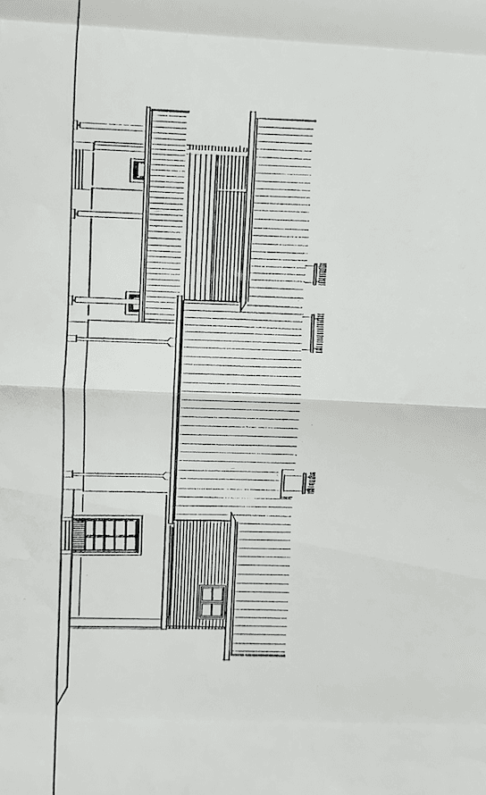 Seitenansicht des Hauses im architektonischen Plan mit Balkon und Fenstern.