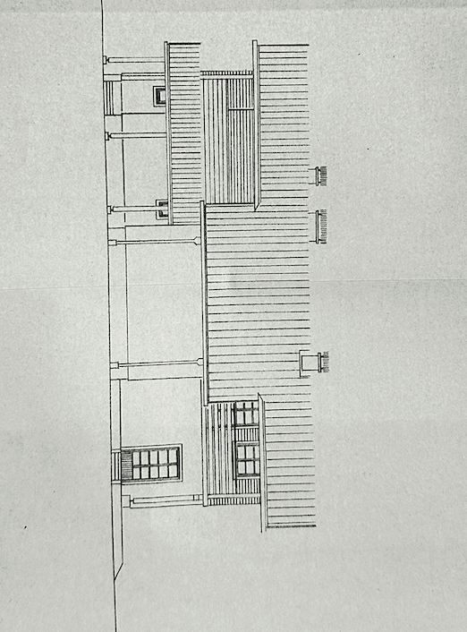 Architektonische Seitenansicht des Hauses mit Balkon und verschiedenen Fenstergrößen.