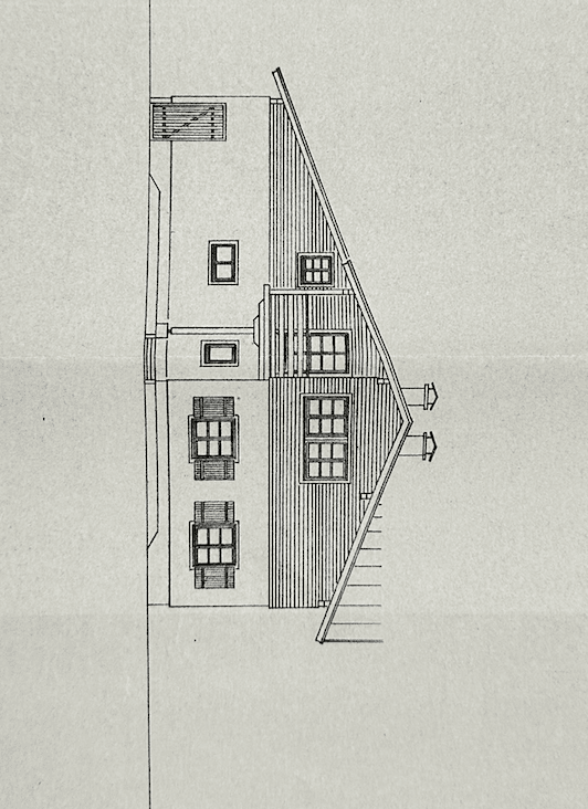 Architektonische Seitenansicht des Hauses mit Giebeldach und Fensterdetails.