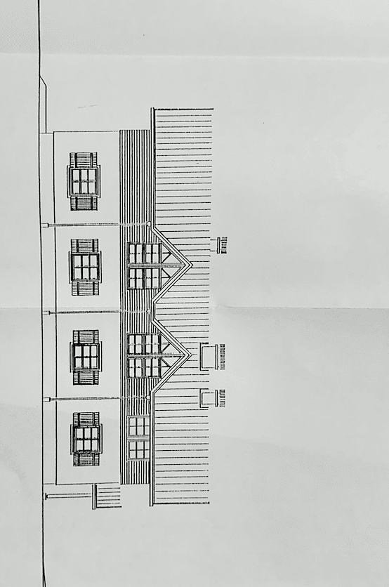 Architektonische Ansicht der Vorderseite des Hauses mit Fenstern und Dachform.