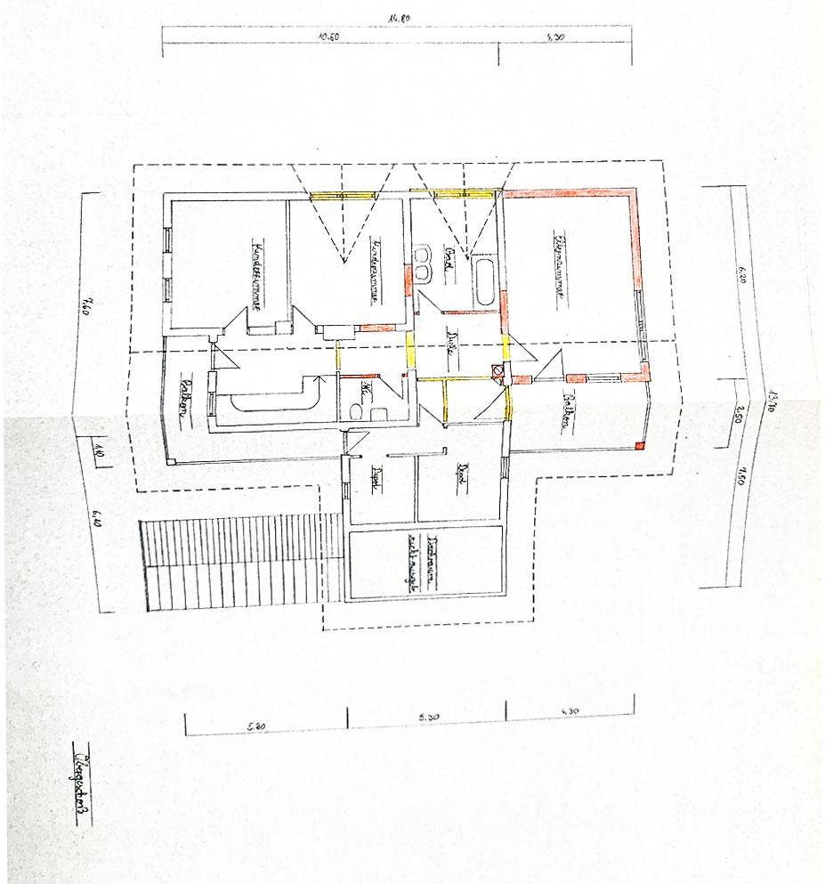 Grundriss des Obergeschosses mit Schlafzimmern, Bad und Balkonzugang.