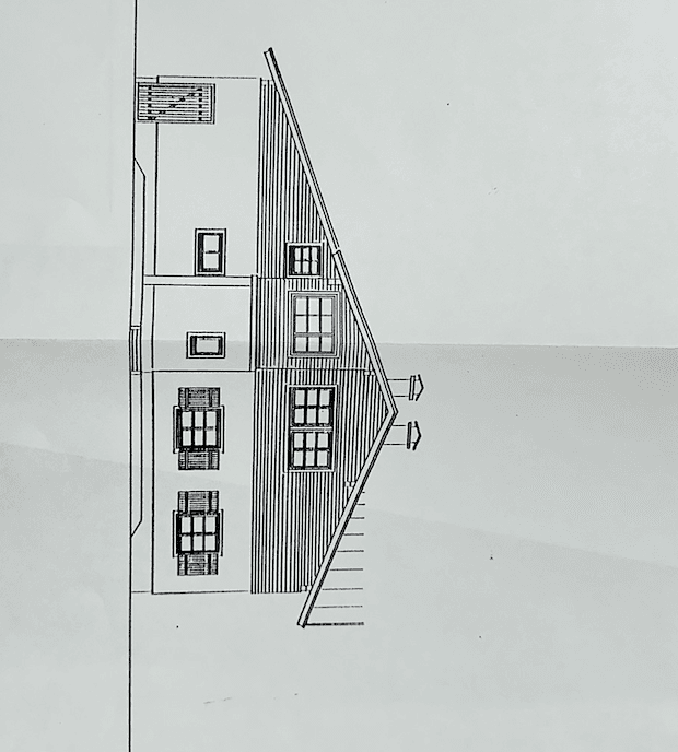 Architektonische Seitenansicht des Hauses mit Giebeldach und detaillierten Fensterrahmen.