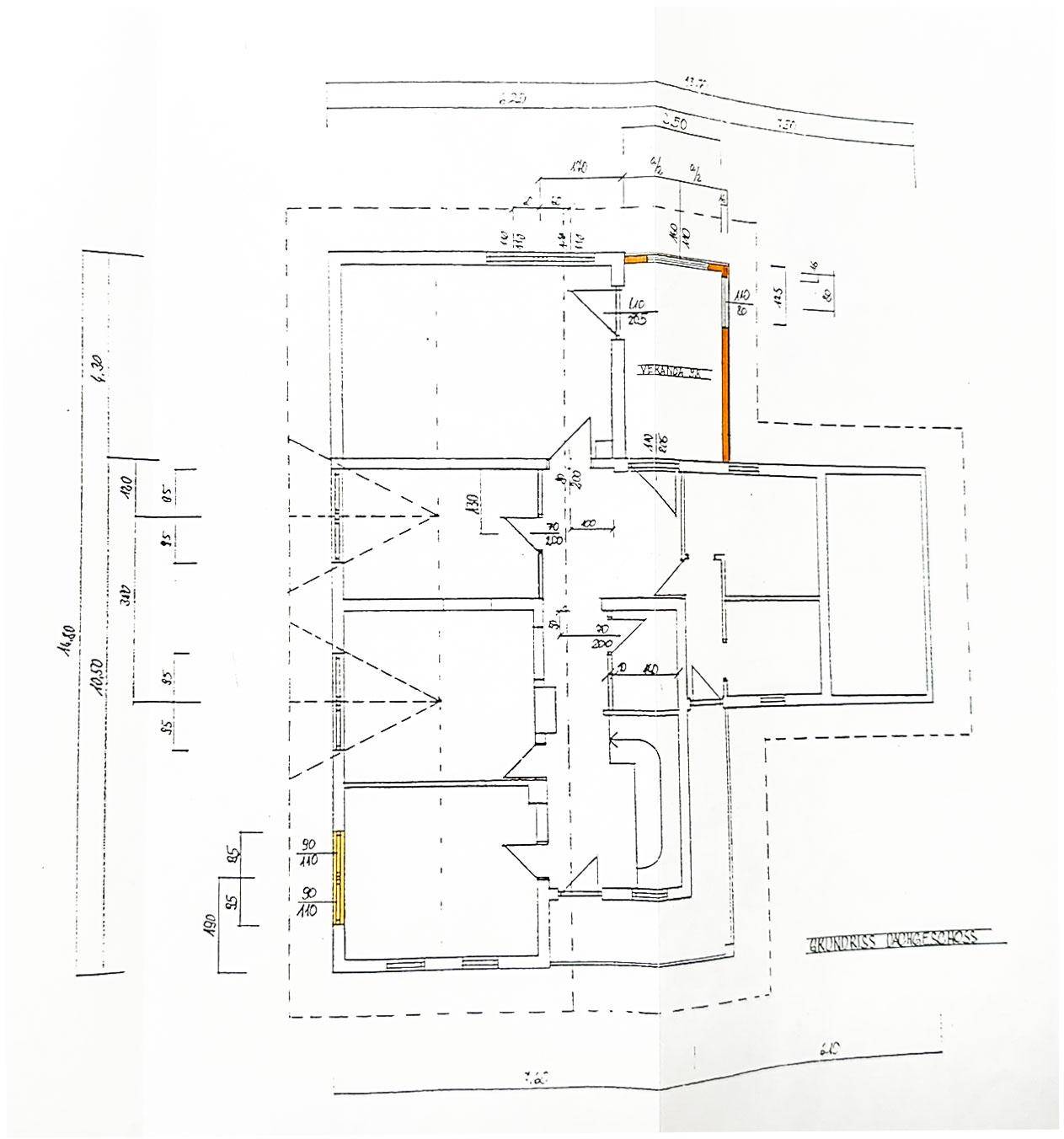 Grundriss des Dachgeschosses mit schrägen Wänden und mehreren Räumen.