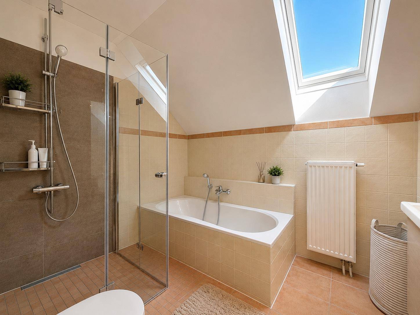 Modernes Badezimmer im Dachgeschoss mit Badewanne, ebenerdiger Dusche und Dachfenster für Tageslicht.