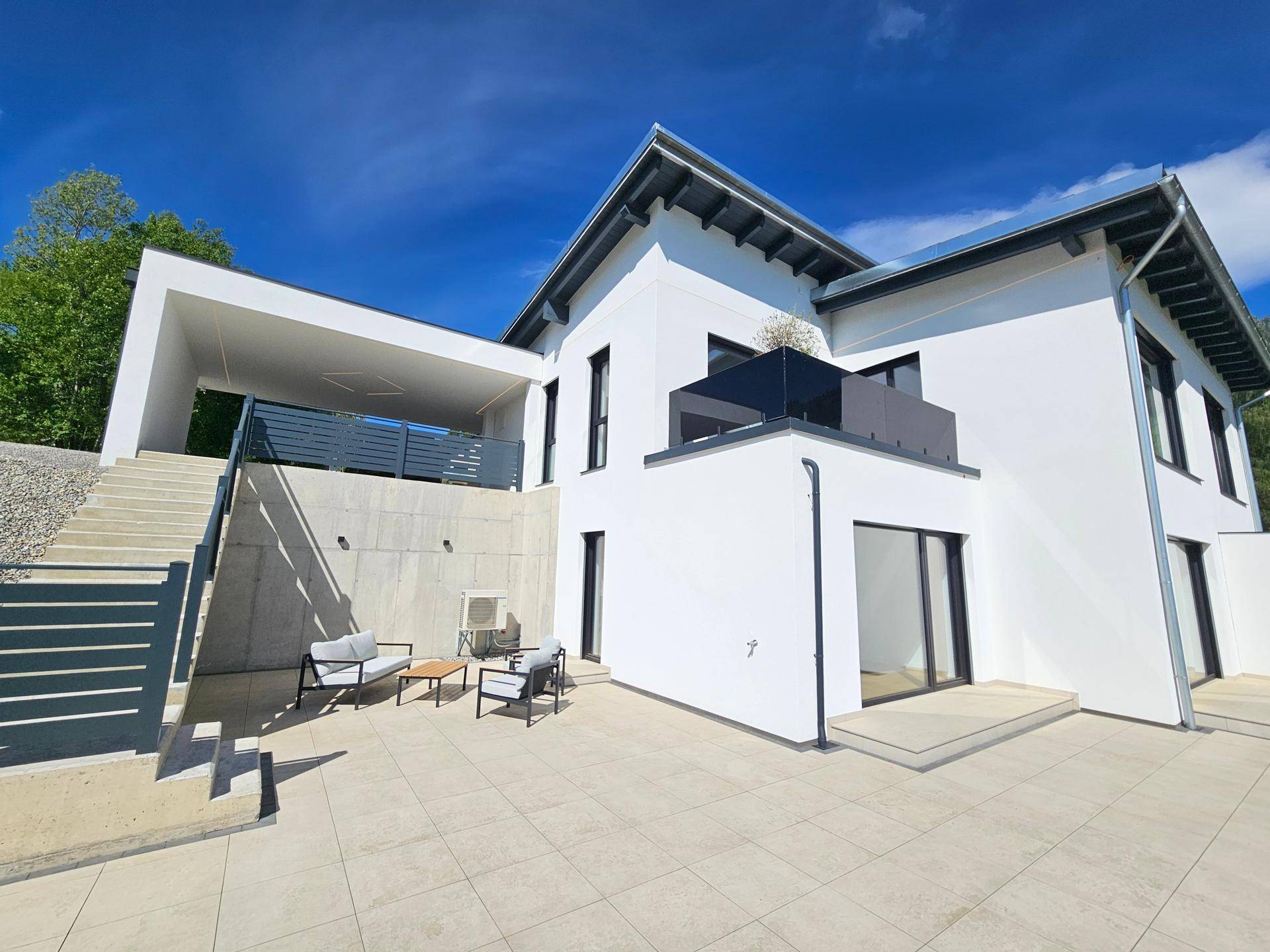 MODERN LIVING - Neuwertige Doppelhaushälfte mit 2 Terrassen und Doppelcarport in ruhiger Aussichtslage - Ansicht 6