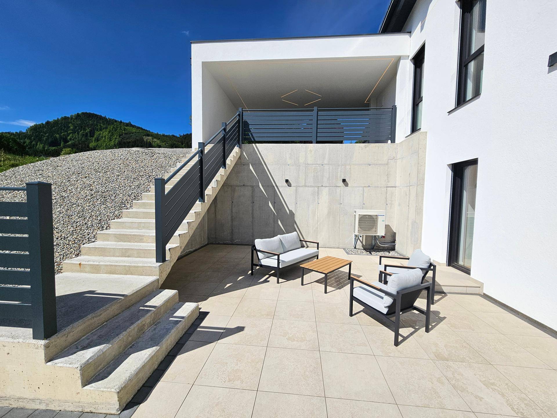MODERN LIVING - Neuwertige Doppelhaushälfte mit 2 Terrassen und Doppelcarport in ruhiger Aussichtslage - Ansicht 3