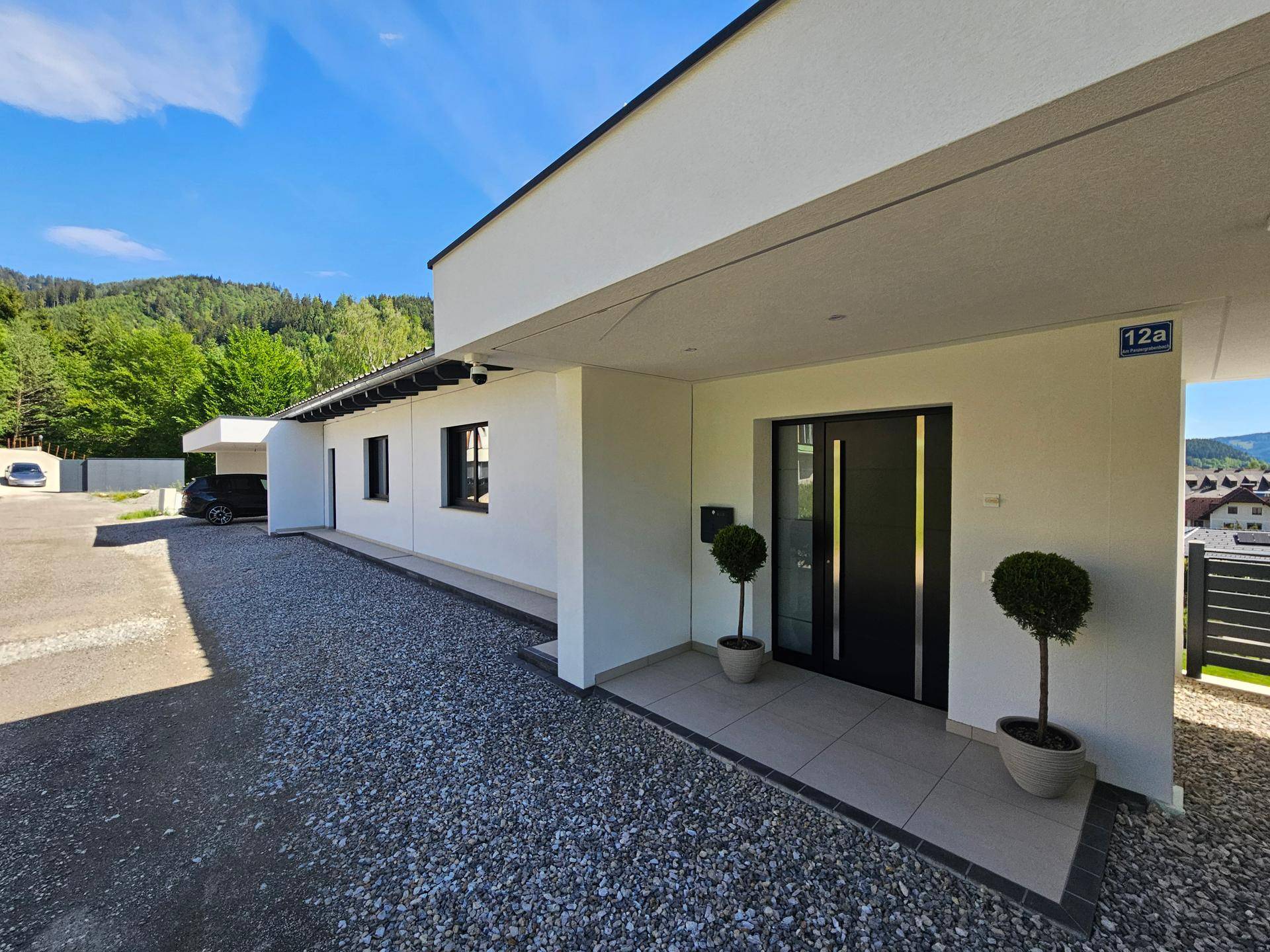 MODERN LIVING - Neuwertige Doppelhaushälfte mit 2 Terrassen und Doppelcarport in ruhiger Aussichtslage - Ansicht 2