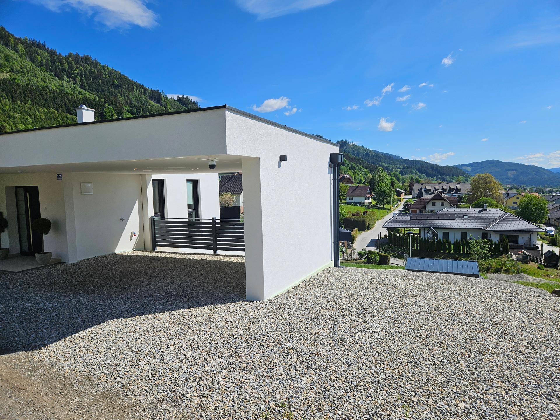 MODERN LIVING - Neuwertige Doppelhaushälfte mit 2 Terrassen und Doppelcarport in ruhiger Aussichtslage - Ansicht 5