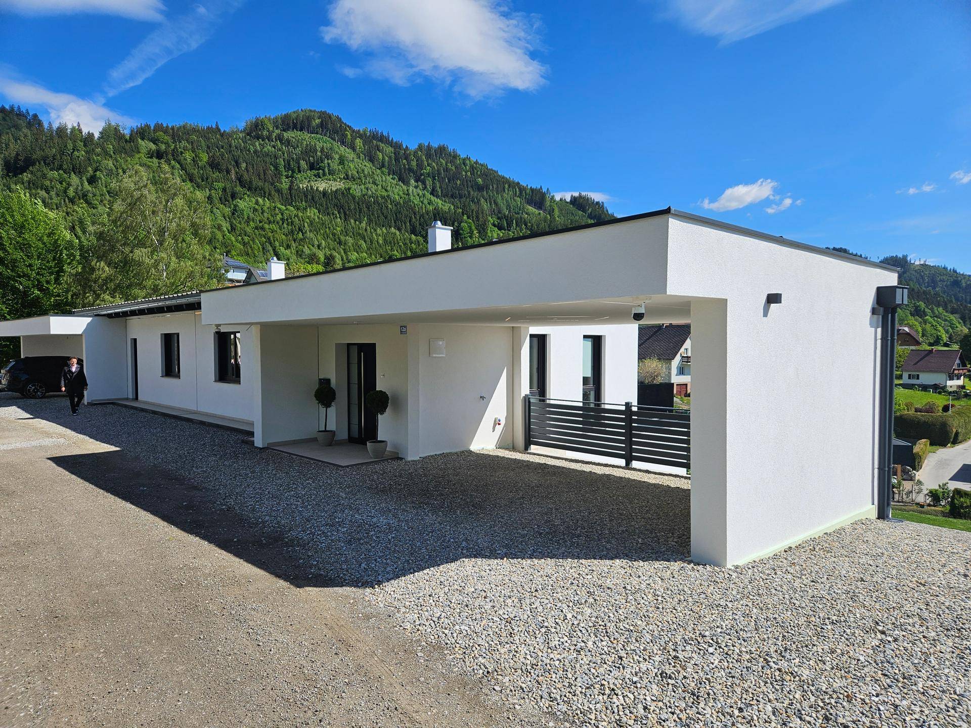 MODERN LIVING - Neuwertige Doppelhaushälfte mit 2 Terrassen und Doppelcarport in ruhiger Aussichtslage - Ansicht 4