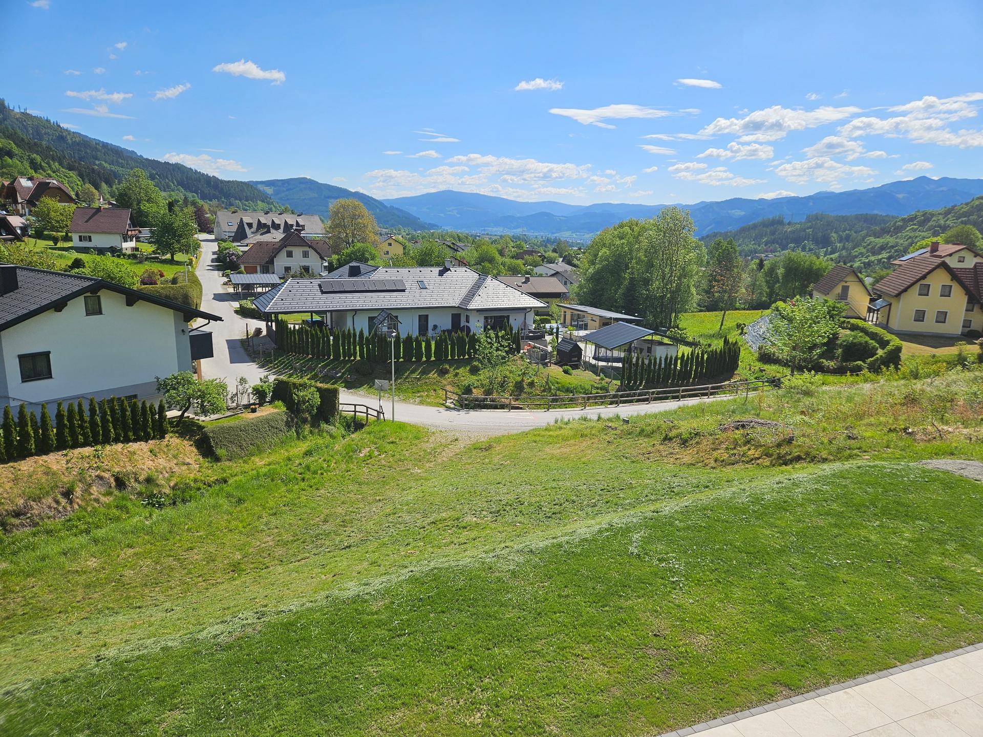 MODERN LIVING - Neuwertige Doppelhaushälfte mit 2 Terrassen und Doppelcarport in ruhiger Aussichtslage - Mehr