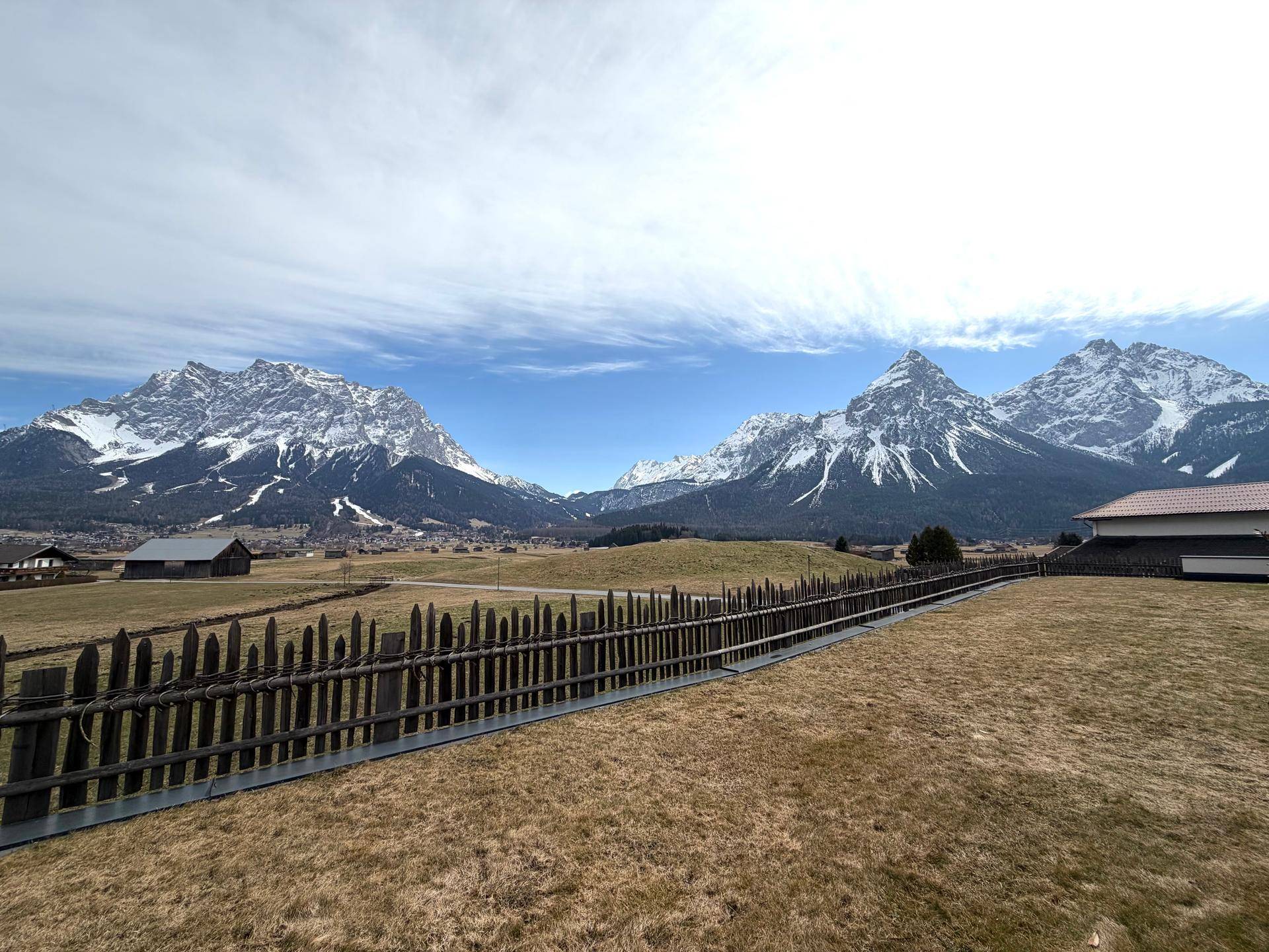 Beeindruckender Weitblick auf die majestätischen Berge und die weite Naturlandschaft.