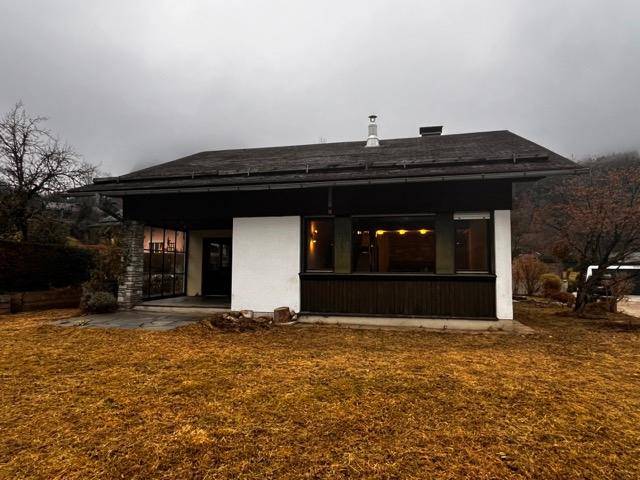 Vorderansicht des Hauses mit Eingangsbereich und einer kleinen Rasenfläche im Vorgarten.