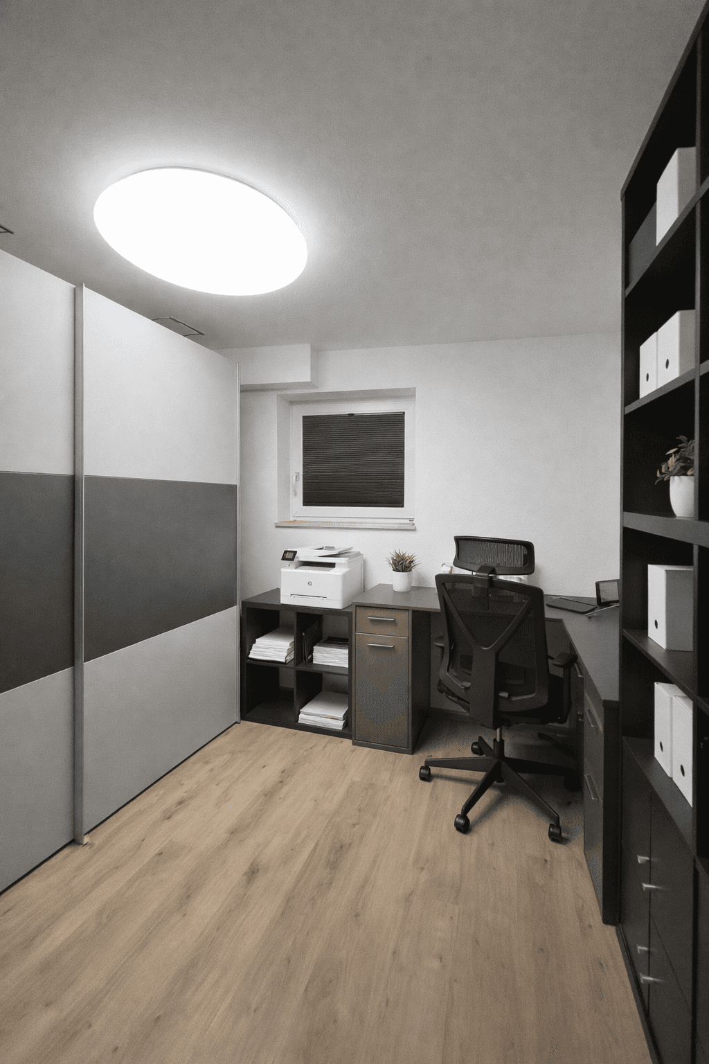 Funktionales Heimbüro mit Schreibtisch, Bürostuhl und Regalen für Arbeitsmaterialien.