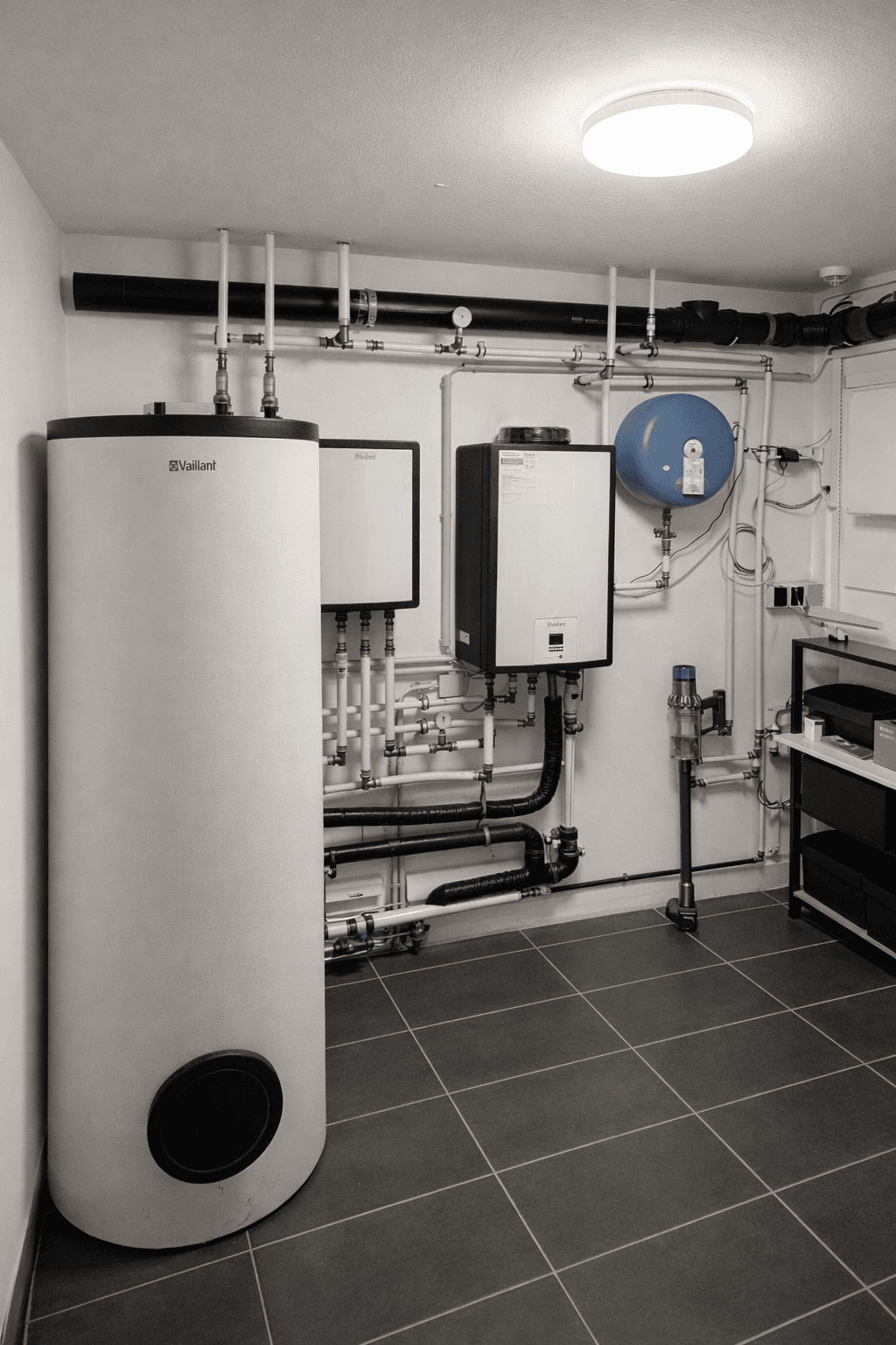 Hauswirtschaftsraum mit Warmwasserspeicher und Heizungsanlage.