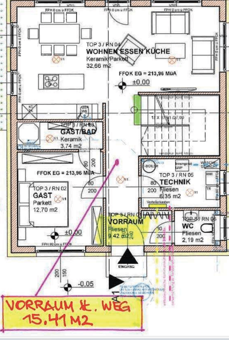 Grundriss des Erdgeschosses mit Wohn-Ess-Küche, Gästezimmer und Technikraum, mit Markierungen.