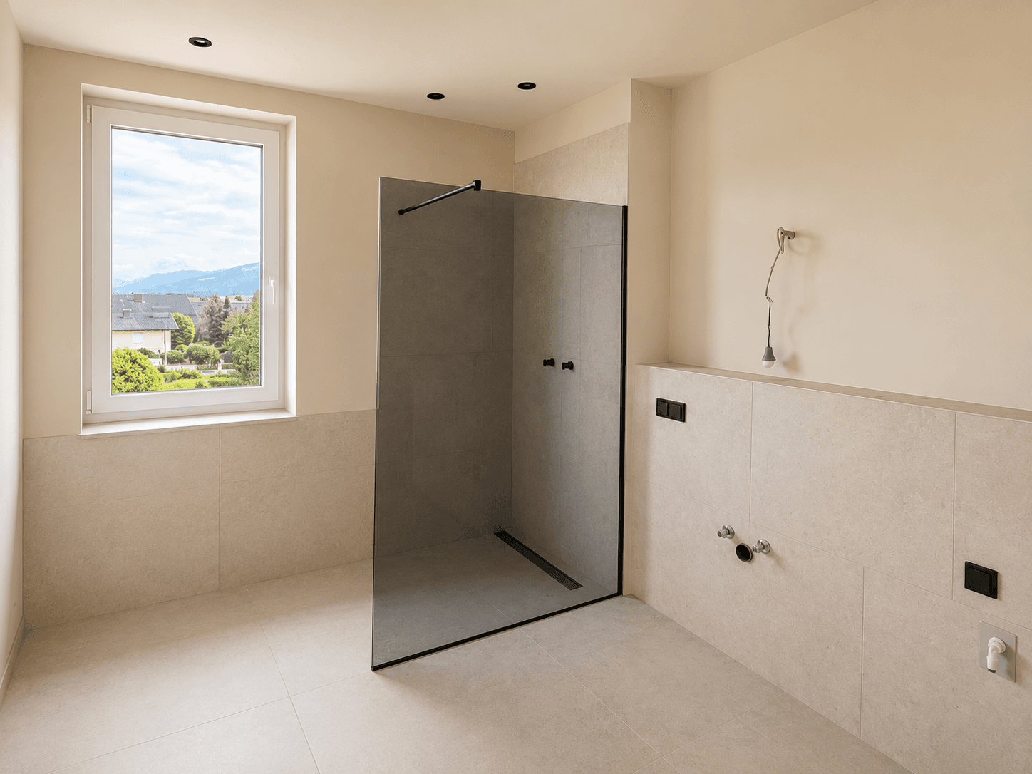 Modernes Badezimmer im Bau mit begehbarer Dusche, Fenster und hellen Fliesen.