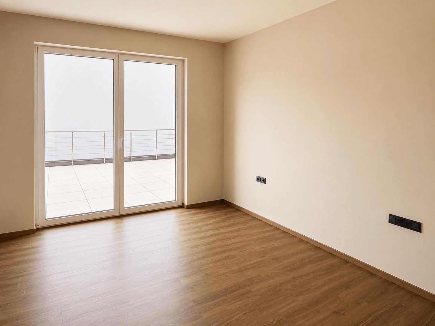 Helles Schlafzimmer mit Laminatboden und direktem Zugang zu einer privaten Terrasse.