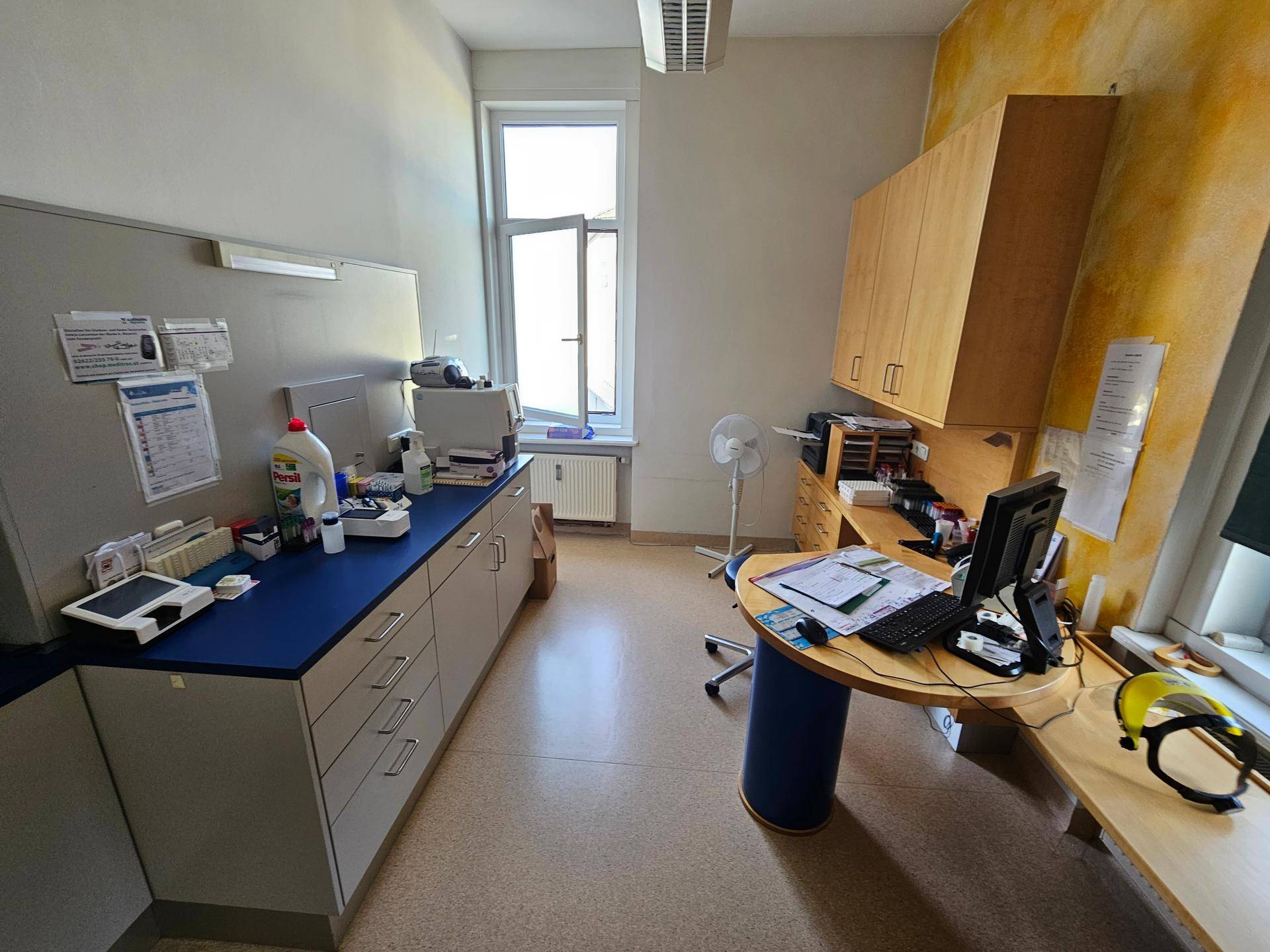 Großer Behandlungsraum mit mehreren Untersuchungsliegen und Vorhängen.