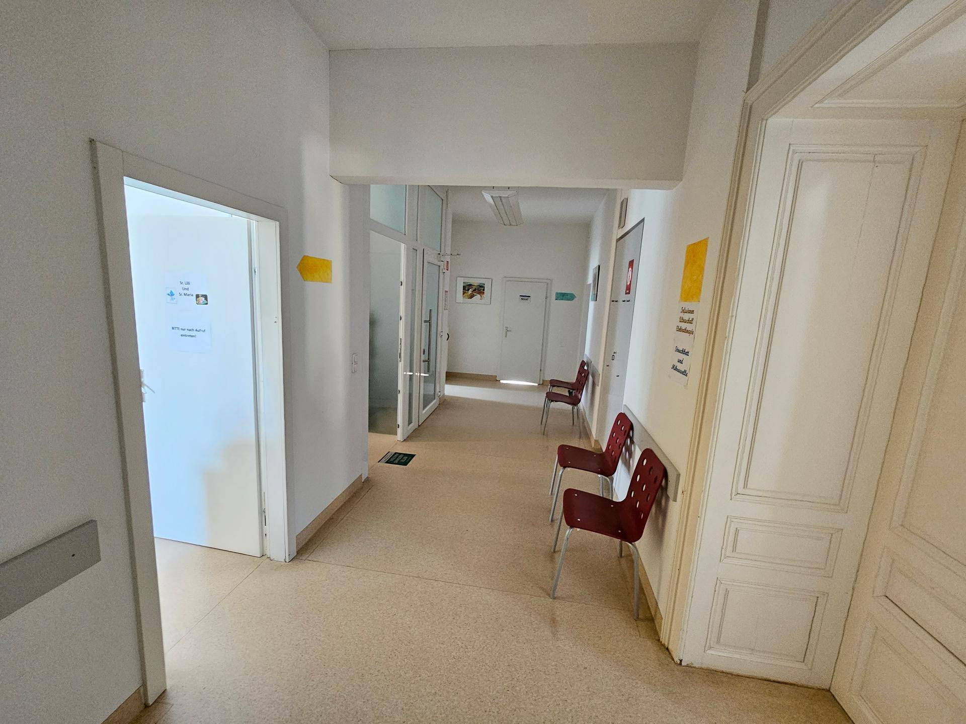 Arbeitszimmer mit Schreibtisch, Schränken und Fenster für natürliche Belichtung.
