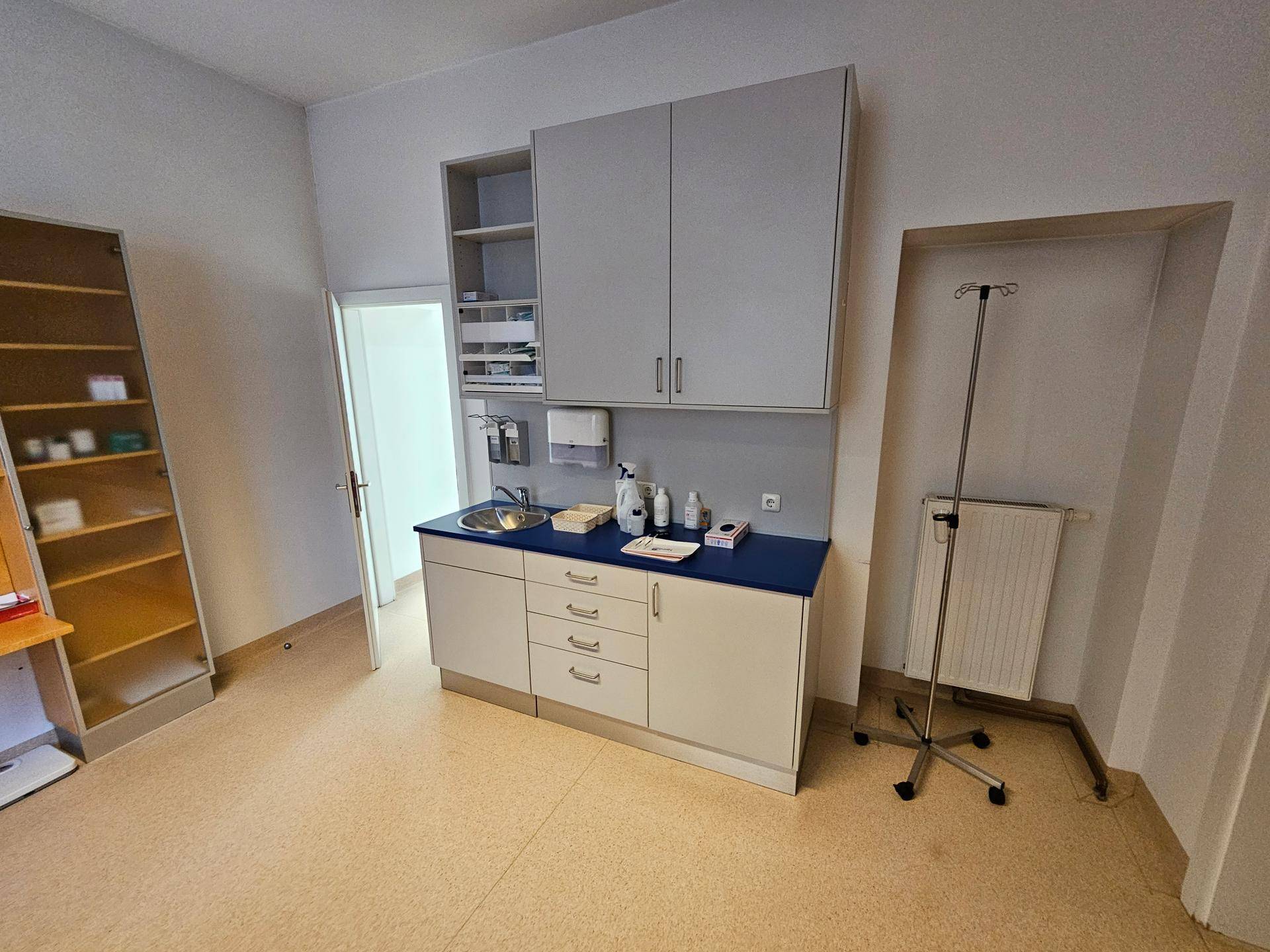 Kleines WC mit weißen Fliesen, Toilette und Fenster für Tageslicht.