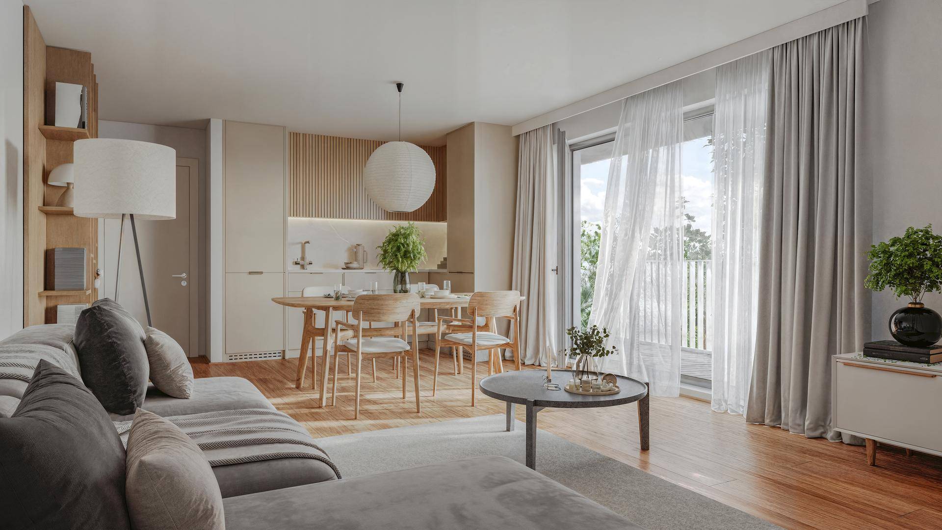 Offener Wohn- und Essbereich mit Holzboden, großen Fenstern und Zugang zu einem Balkon.
