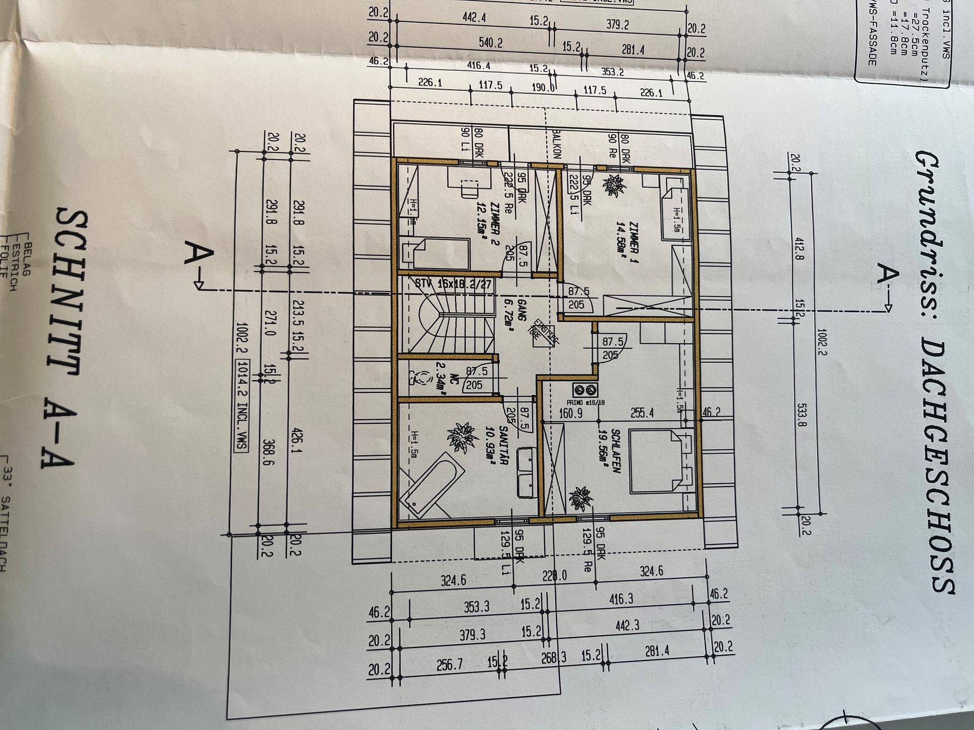 Grundriss des Dachgeschosses mit Schlafzimmern, Bad und Balkon.