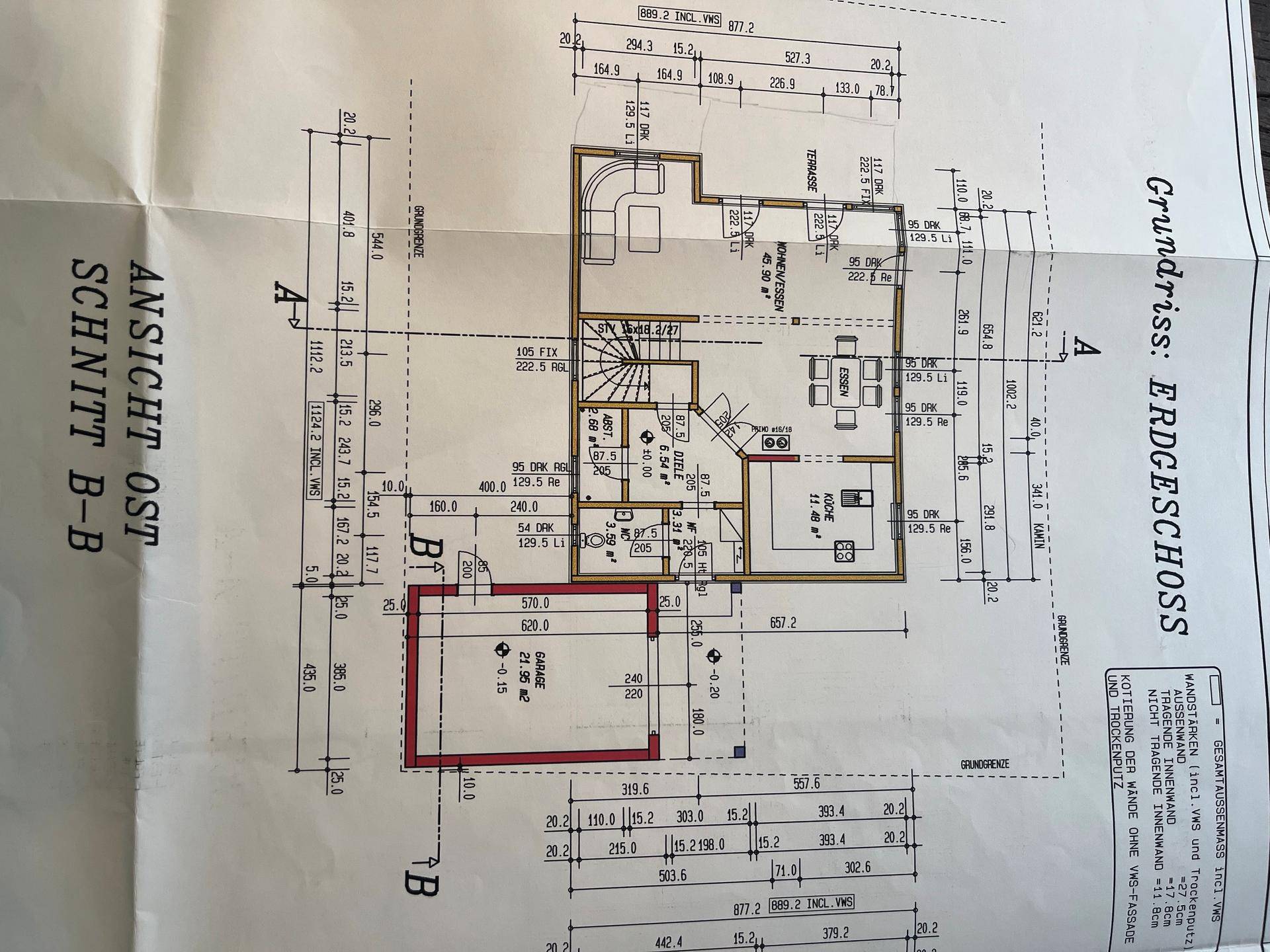 Grundriss des Erdgeschosses mit Wohnbereich, Küche, Esszimmer und Terrasse.