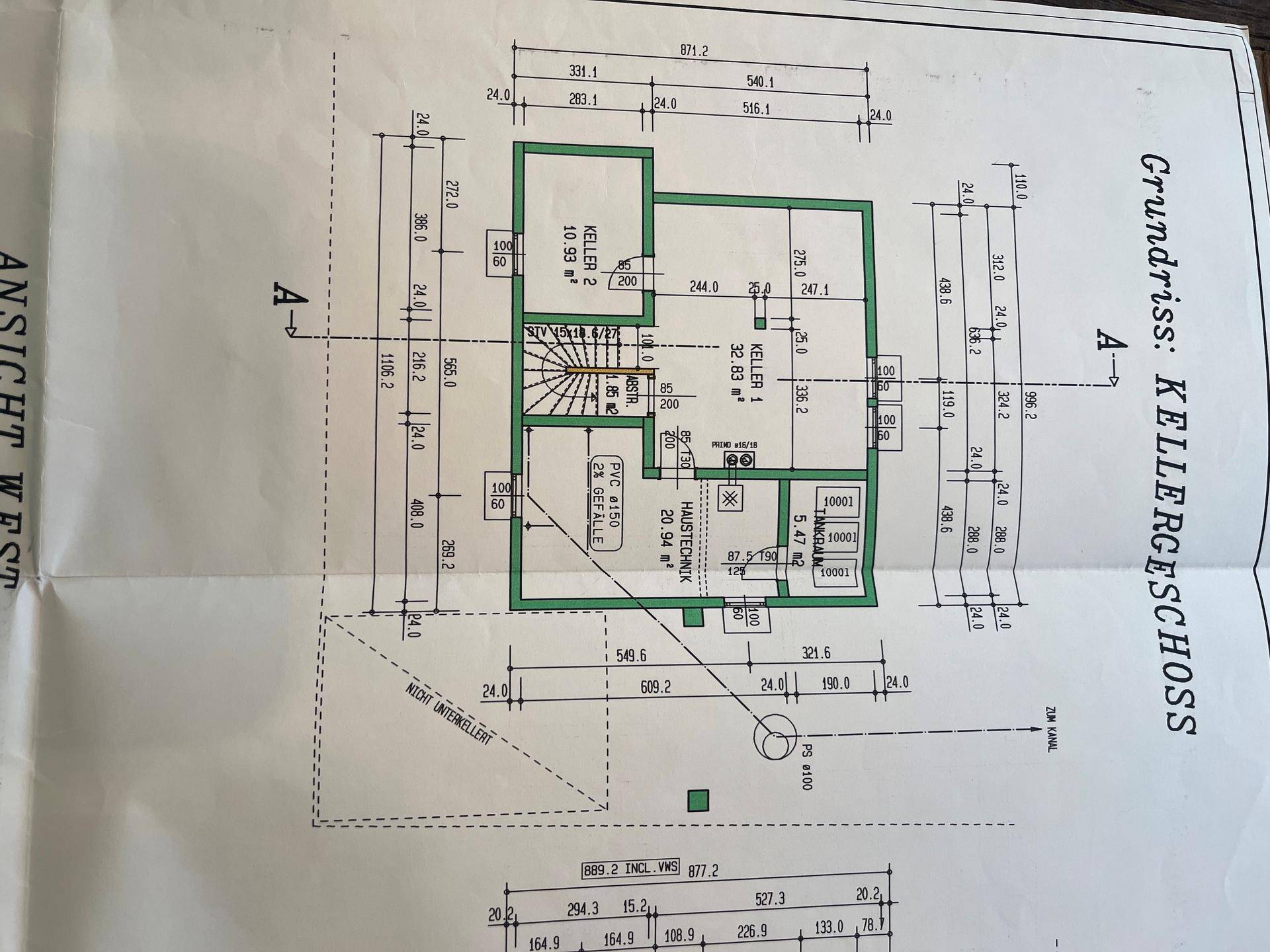 Grundriss des Kellergeschosses mit Kellerräumen und Technikbereich.