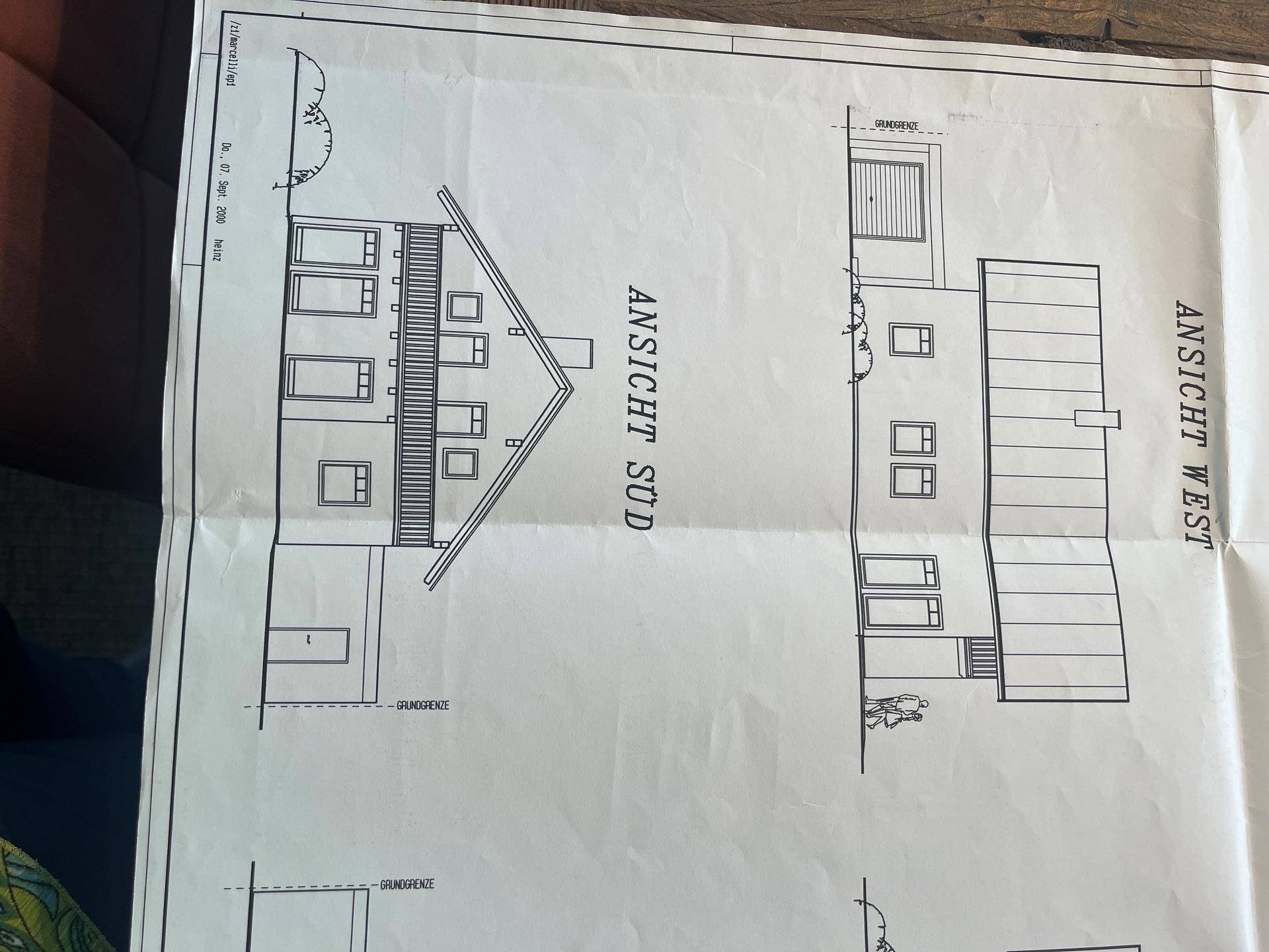 Ansicht des Gebäudes von Süden und Westen mit Garage.