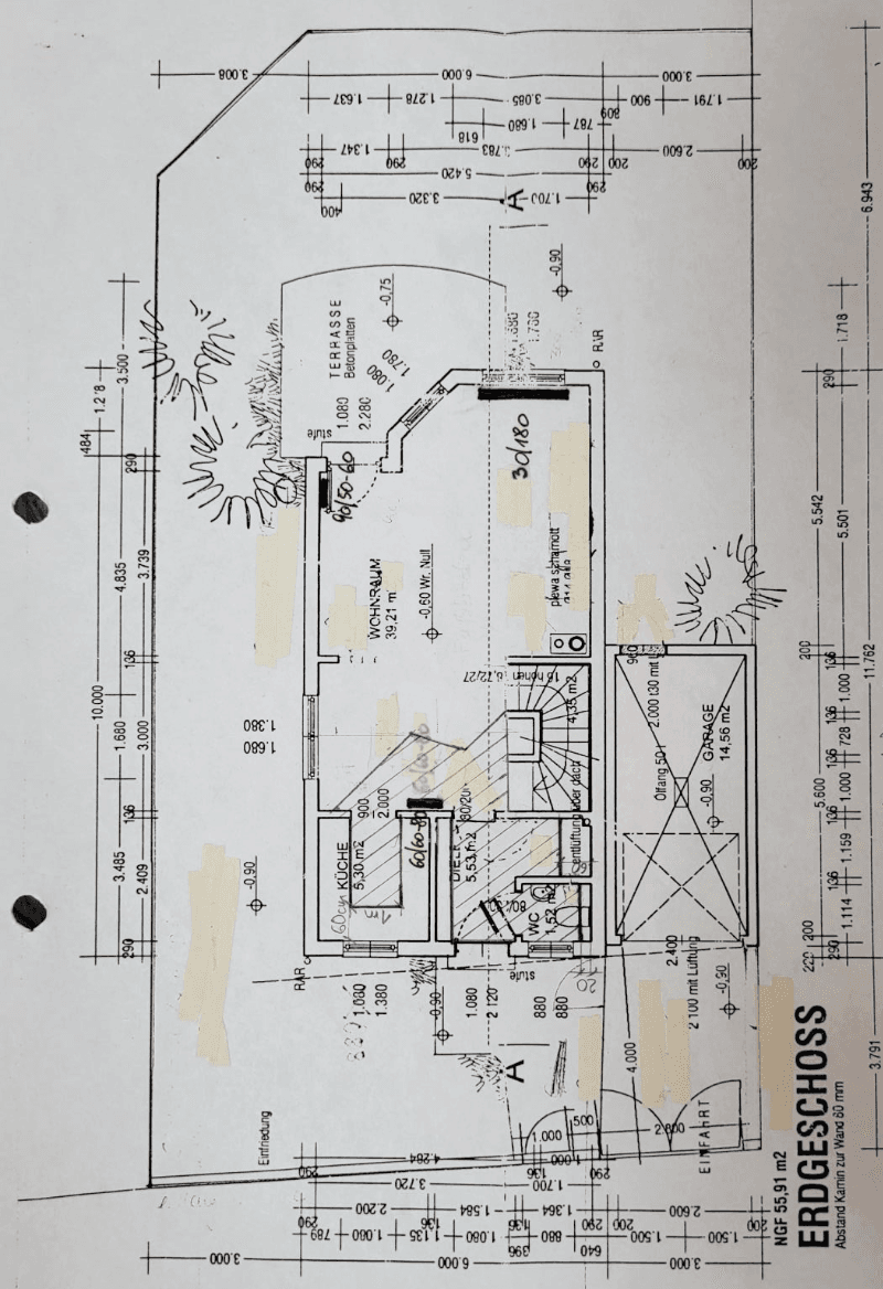 Grundriss des Erdgeschosses mit offenem Wohn- und Küchenbereich, großer Terrasse und integrierter Garage.