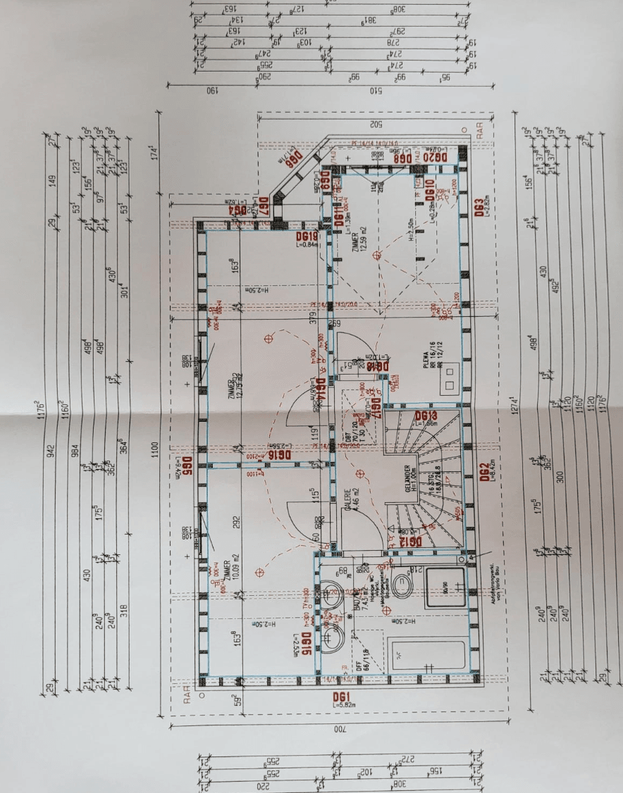 Grundriss des Obergeschosses mit mehreren Zimmern, einem Badezimmer und einer offenen Galerie.