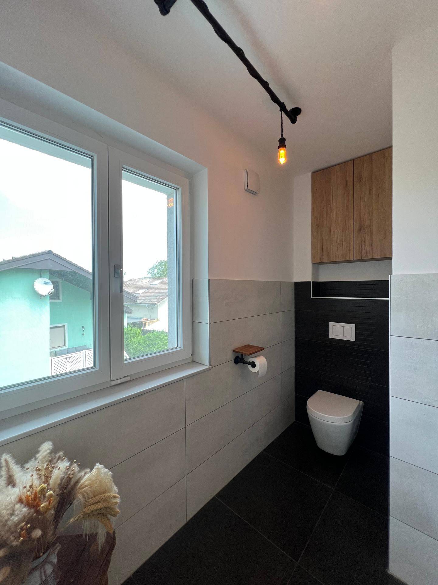 Modernes Gäste-WC mit Fenster, Wand-WC und stilvollen Fliesen.