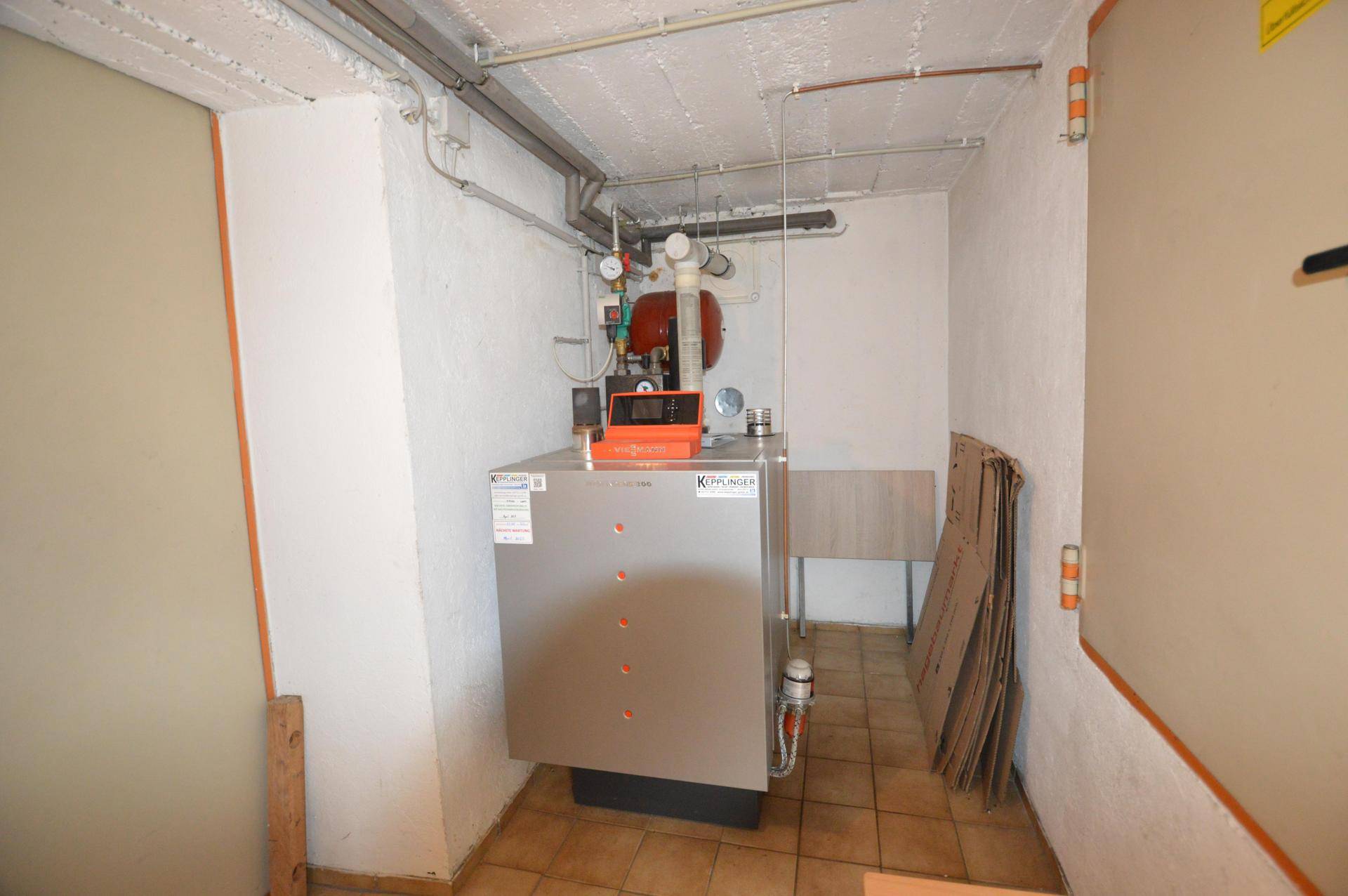 Heizungsraum im Keller mit moderner Heizungsanlage.