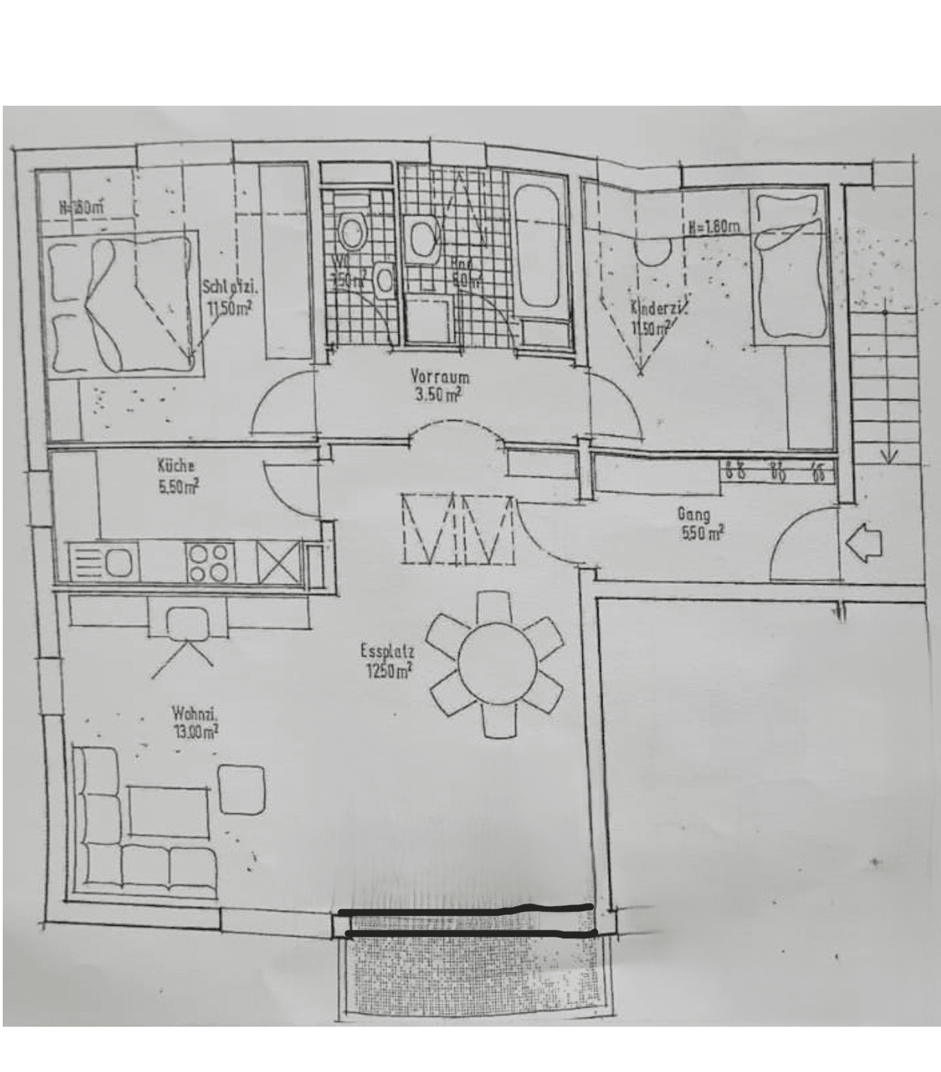 Handgezeichneter Grundriss einer Wohnung mit drei Zimmern, offenem Wohnbereich und Balkon.