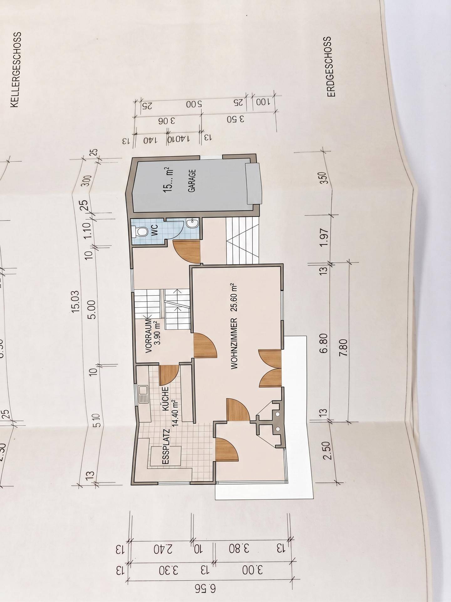 Grundriss des Erdgeschosses mit Wohnzimmer, Küche, Essplatz und Garage.