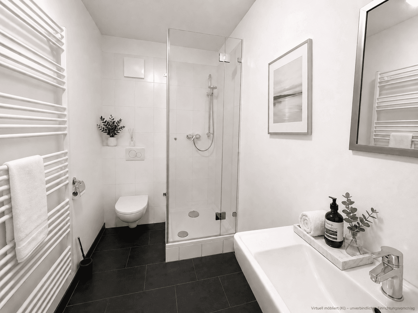 Modernes Badezimmer mit ebenerdiger Dusche, wandhängendem WC und beheiztem Handtuchhalter.