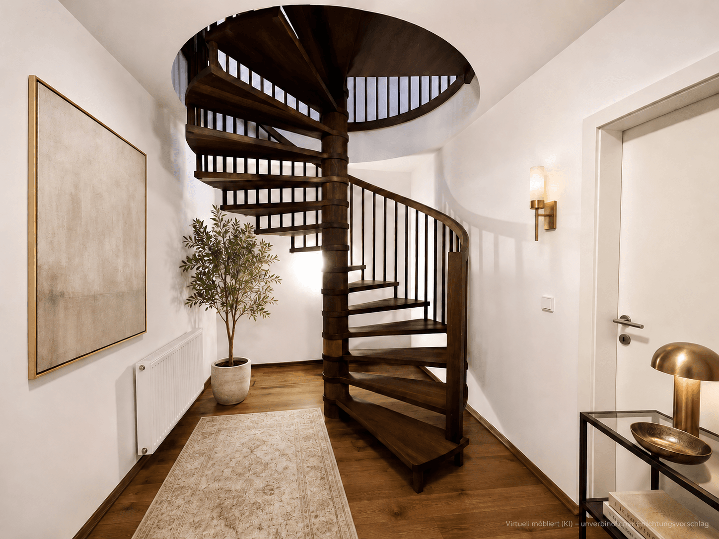 Heller Flur mit dunkler Holzwendeltreppe, modernem Dekor und Heizkörper.