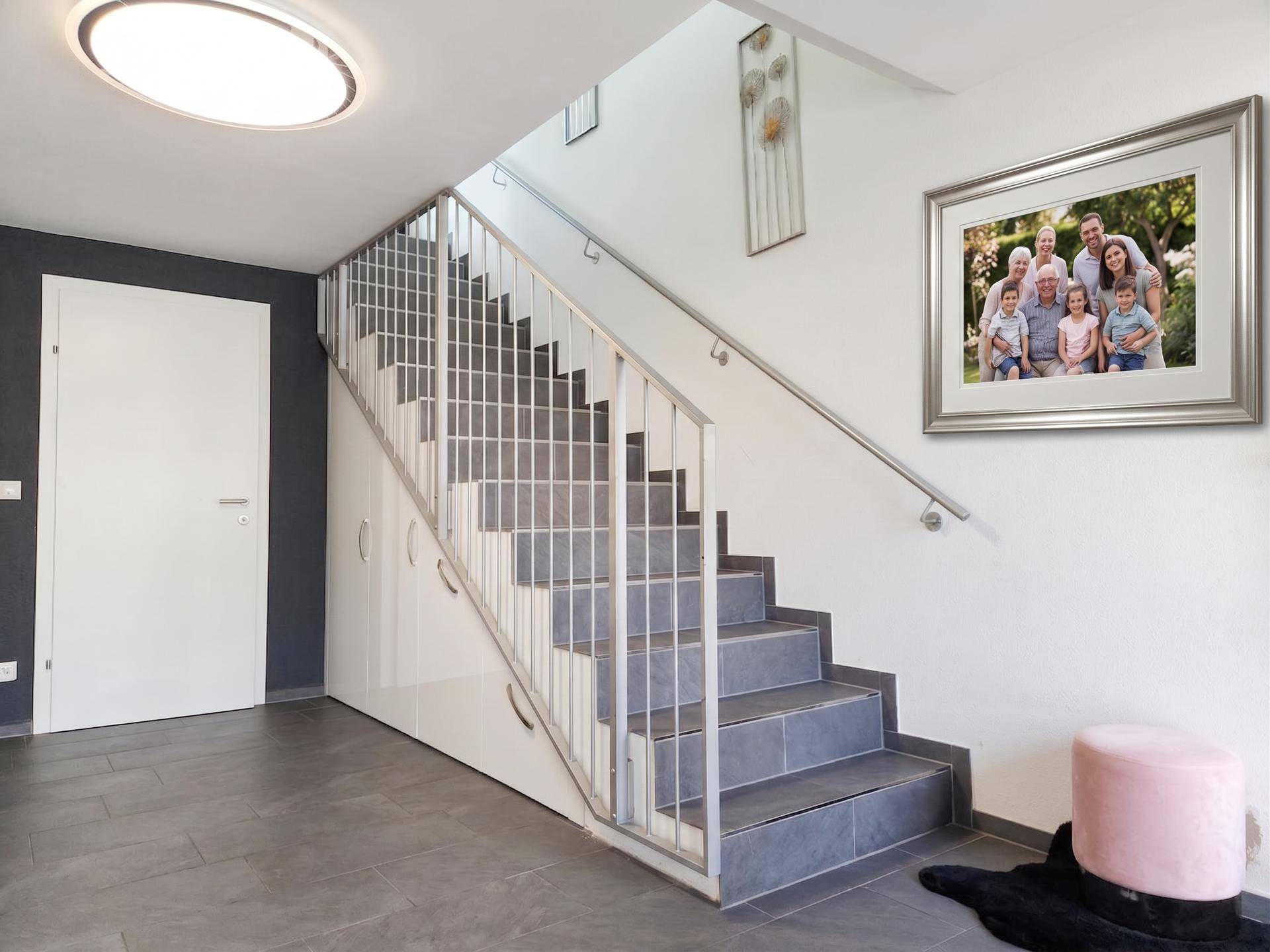 Heller Flur mit Treppe, Stauraum und modernem Fliesenboden.