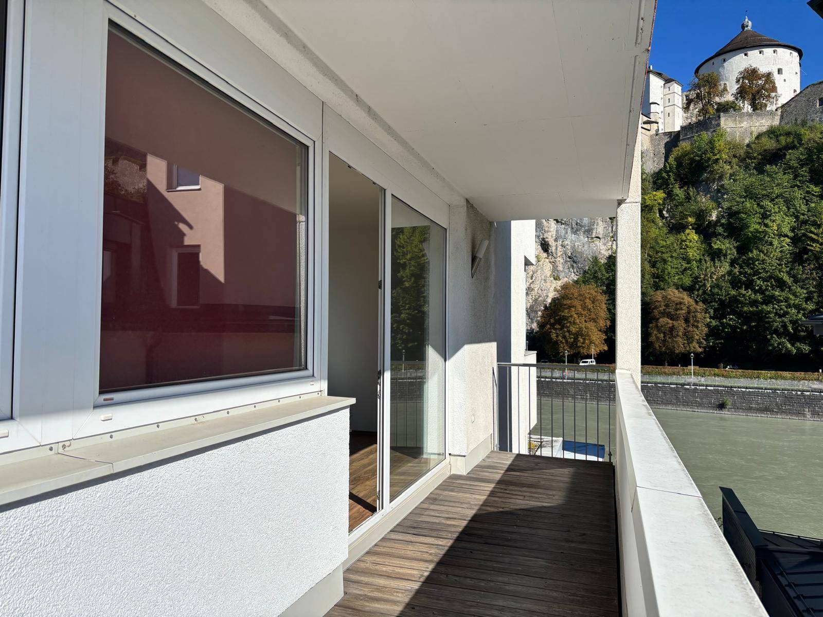 Heller Balkon mit Holzdielen und beeindruckendem Ausblick auf die umliegende Landschaft und die Burg.